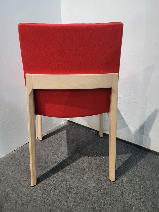 Silla de madera y tela roja — imagen 3