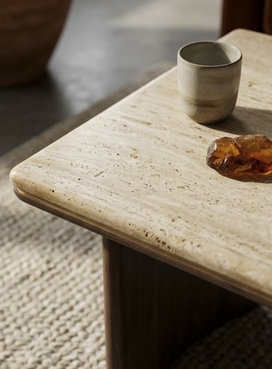 Mesa auxiliar / mesita de centro con tablero de travertino y base de madera — imagen 6