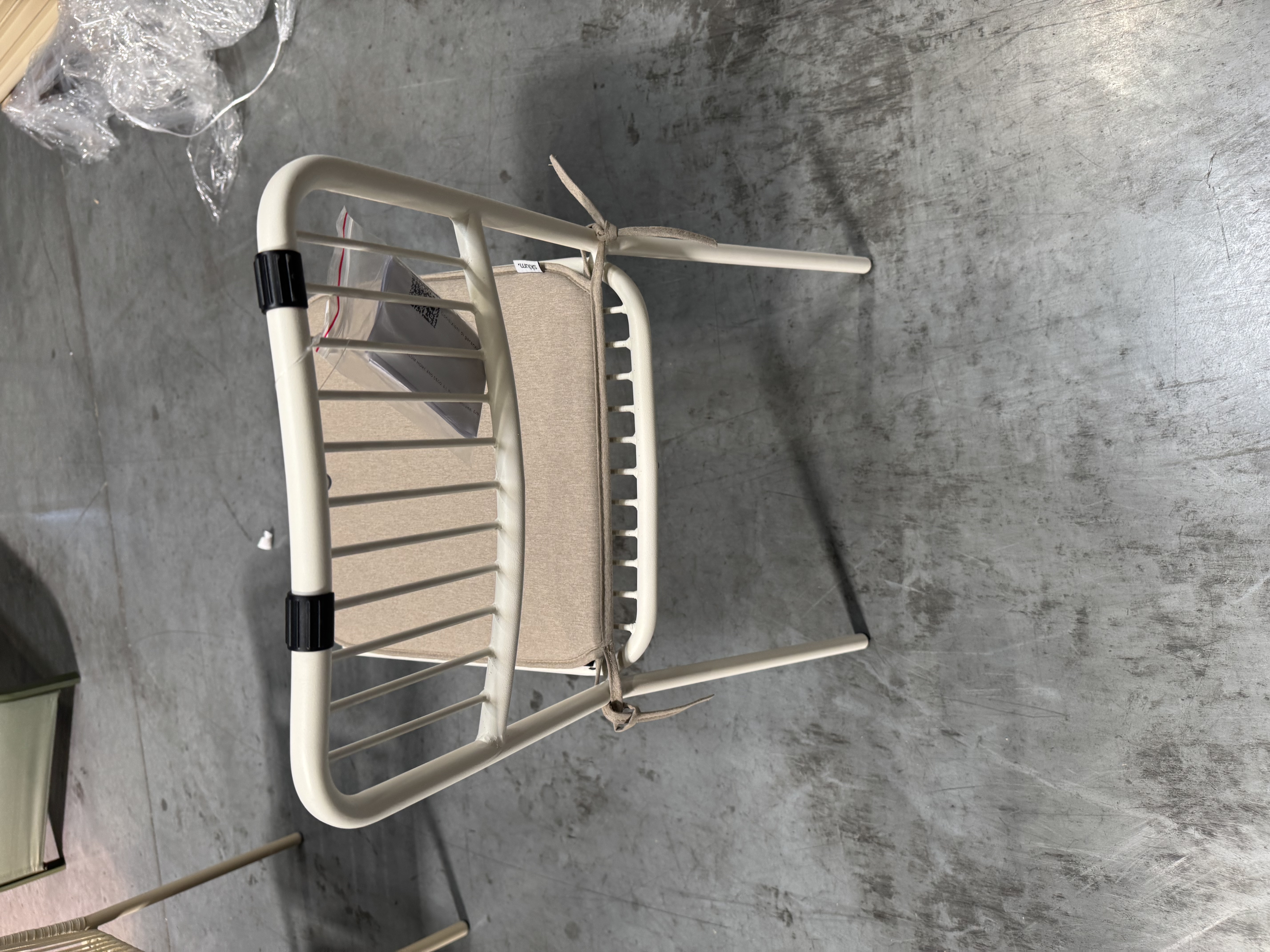 Silla de comedor SKLUM blanca como nueva. — imagen 4