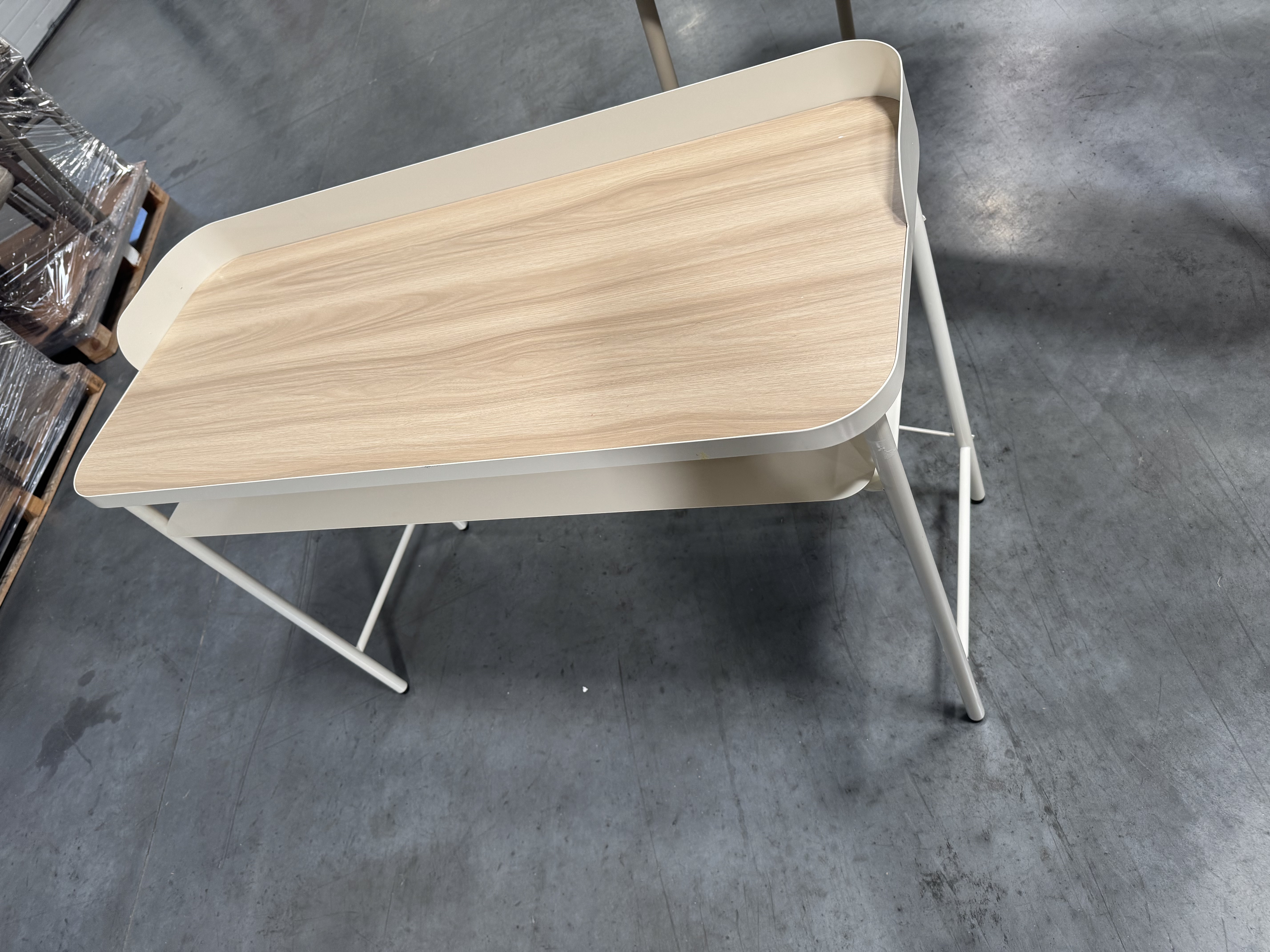 Escritorio con tablero efecto roble y estructura metálica beige