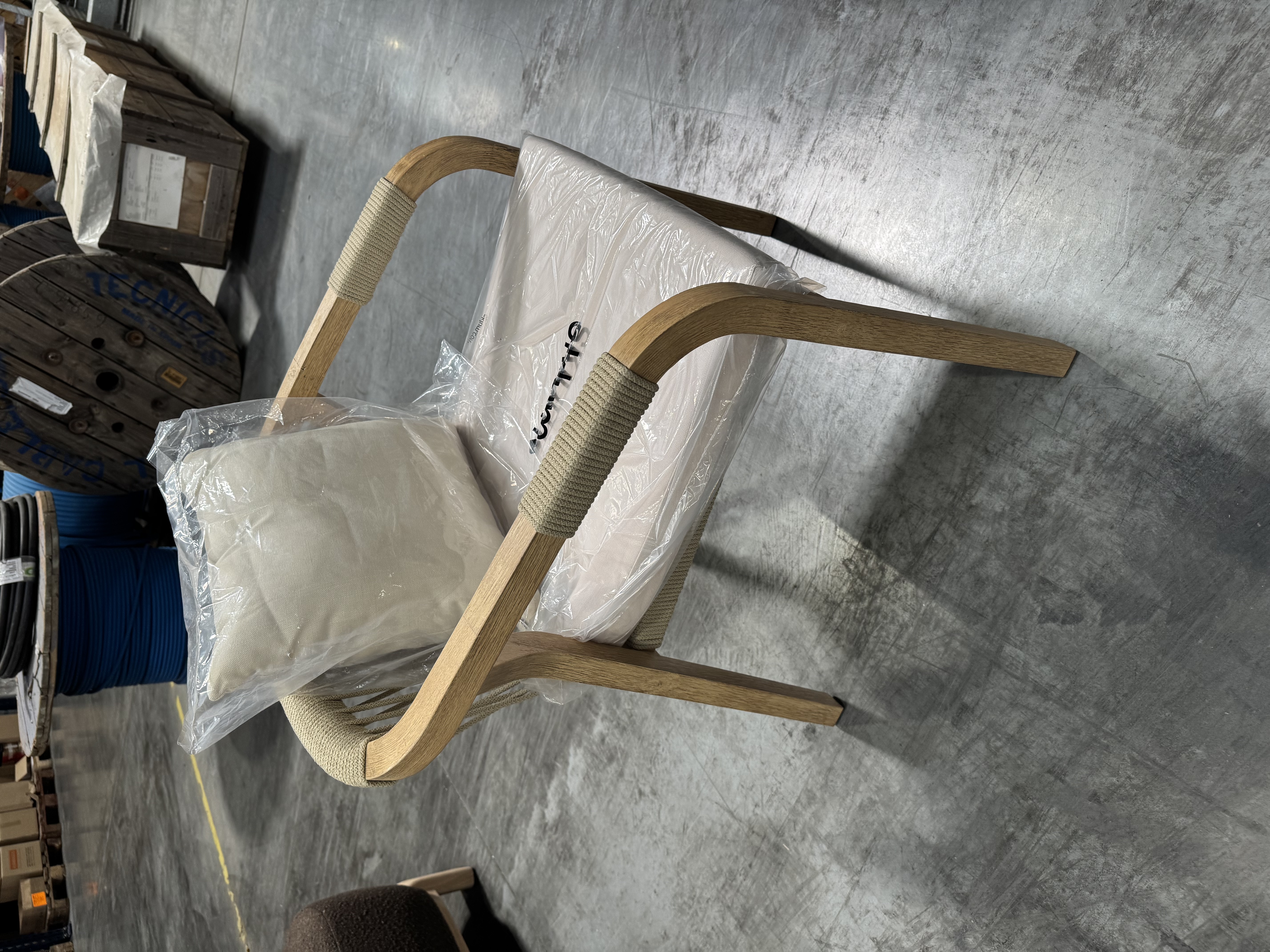 Silla de jardín SKLUM con estructura de madera y tapizado en tela como nueva — imagen 3