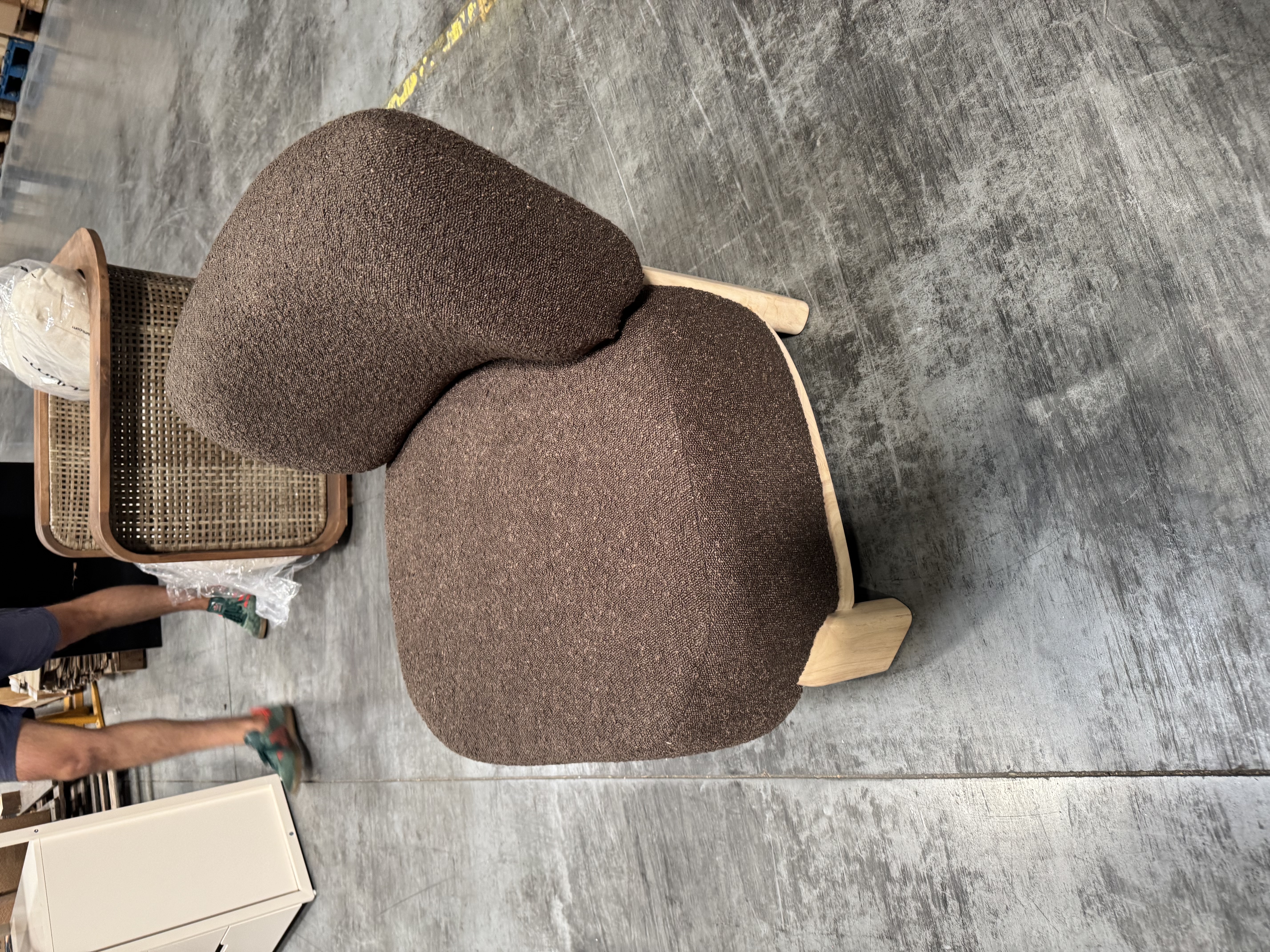 Butaca de sofá SKLUM tapizado en borreguito con patas de madera como nueva — imagen 3