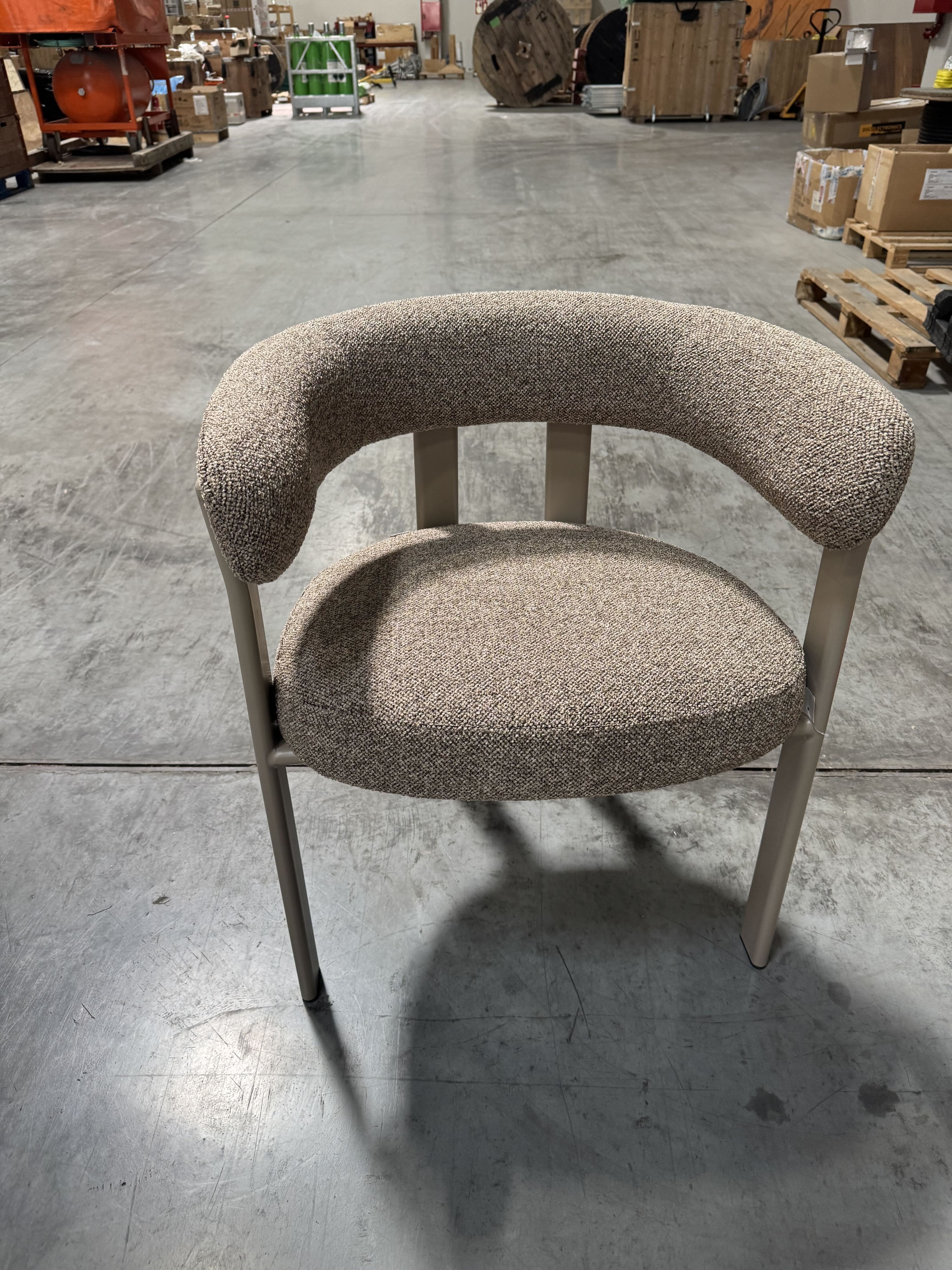 Silla de comedor con reposabrazos envolvente tapizada en bouclé SKLUM