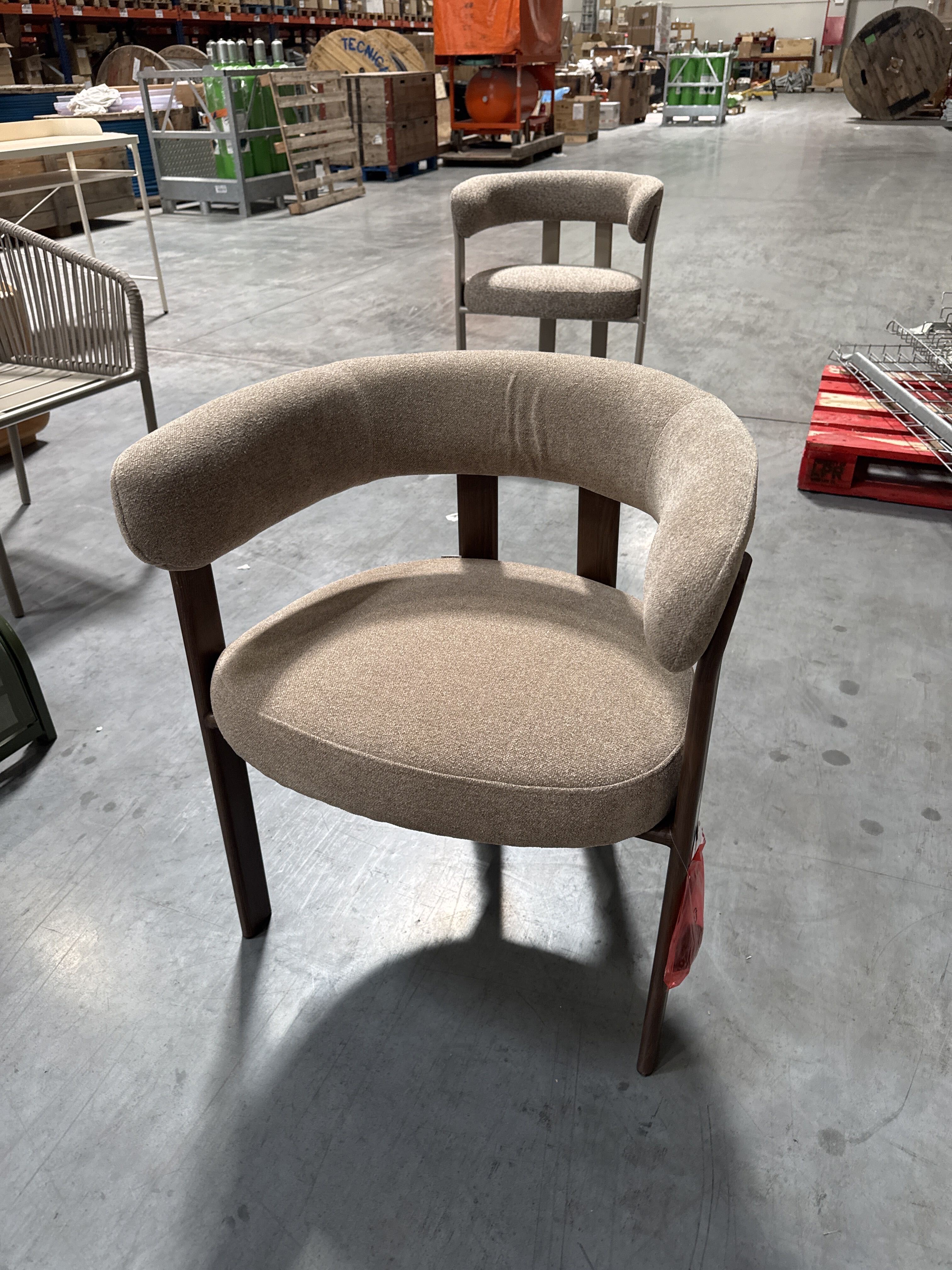 Silla de comedor redonda con respaldo envolvente tapizado SKLUM