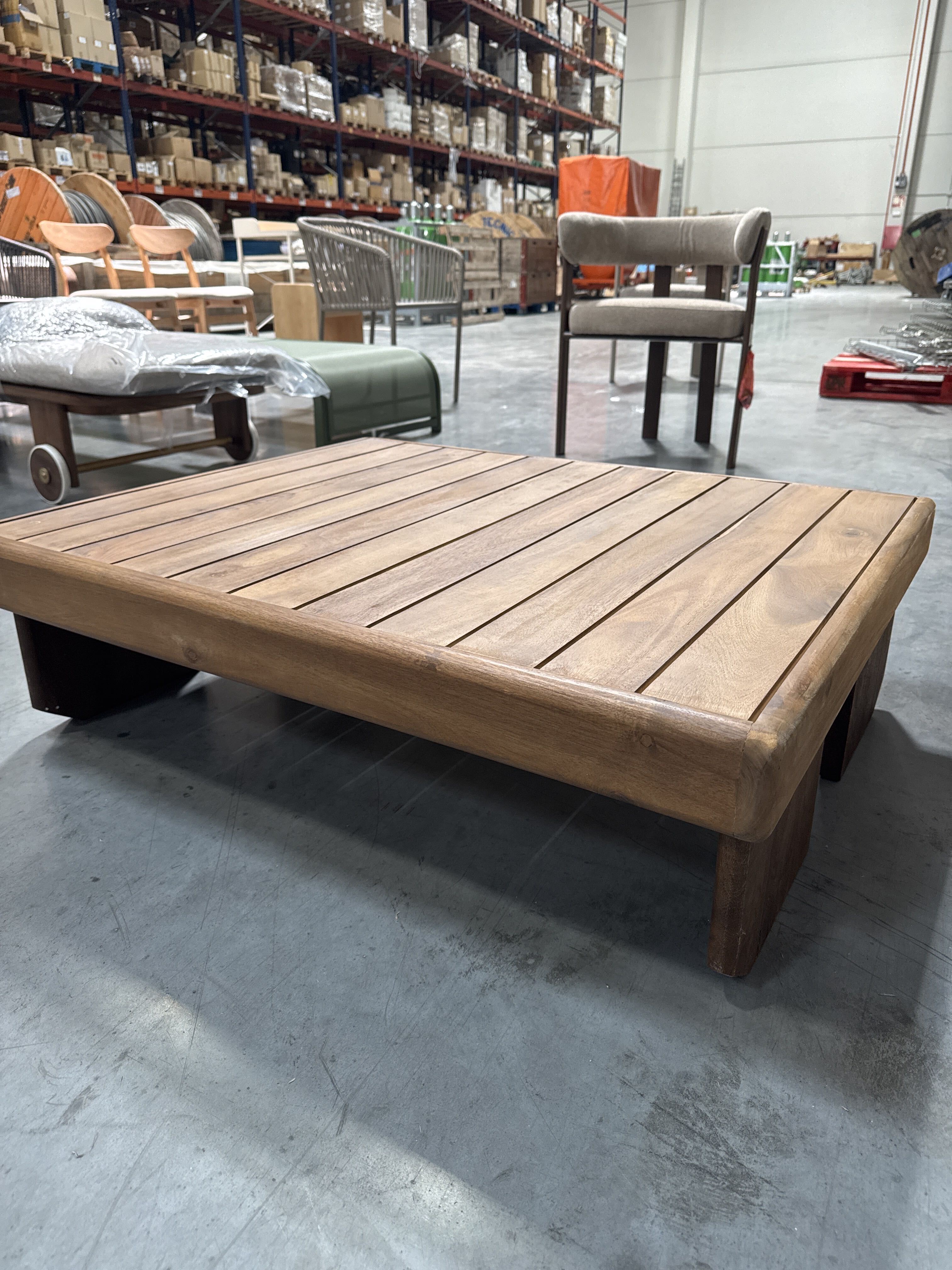 Mesa de centro de exterior en madera maciza con tablillas SKLUM