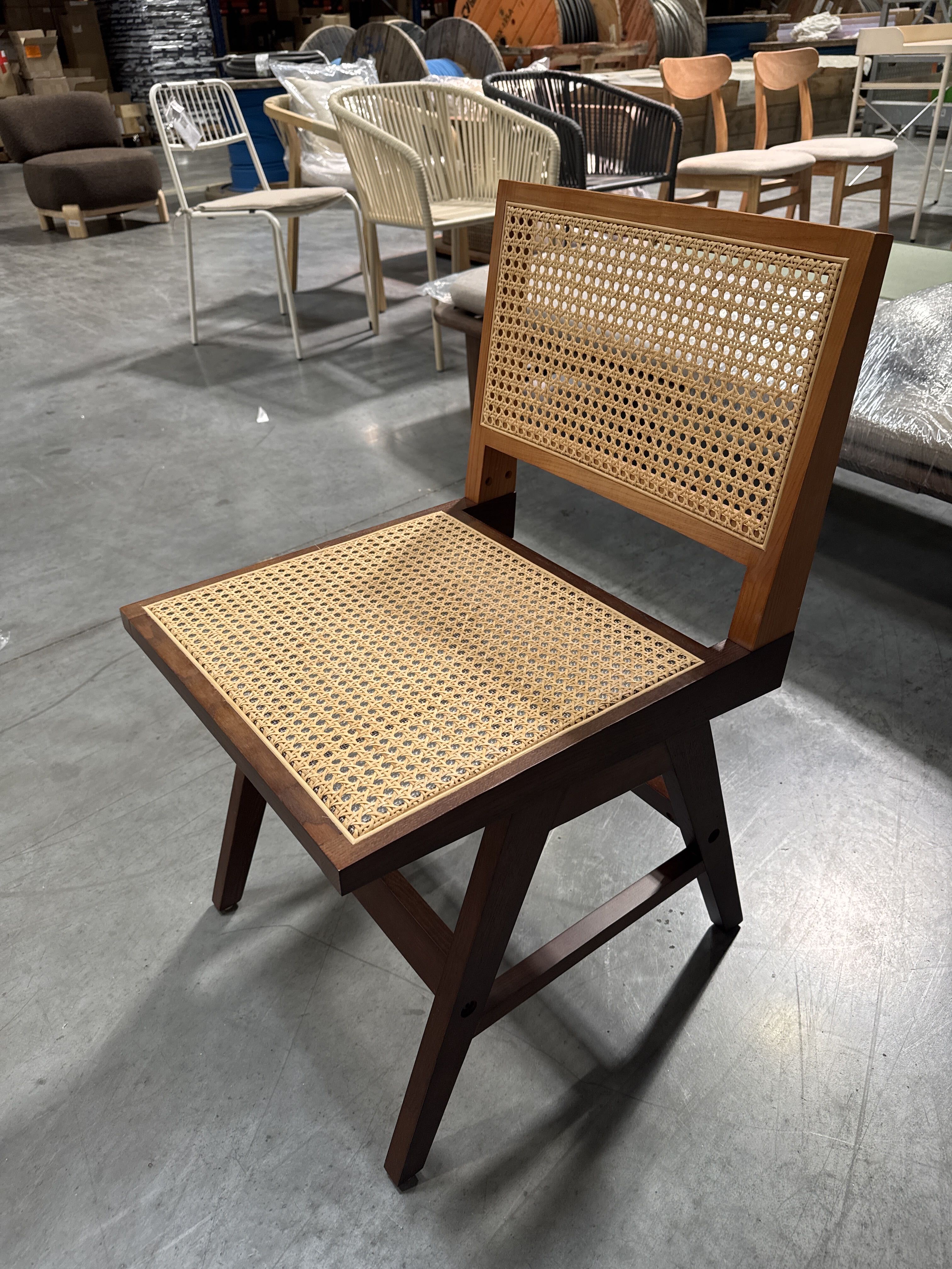Silla comedor estilo Chandigarh con rejilla de ratán y madera oscura SKLUM