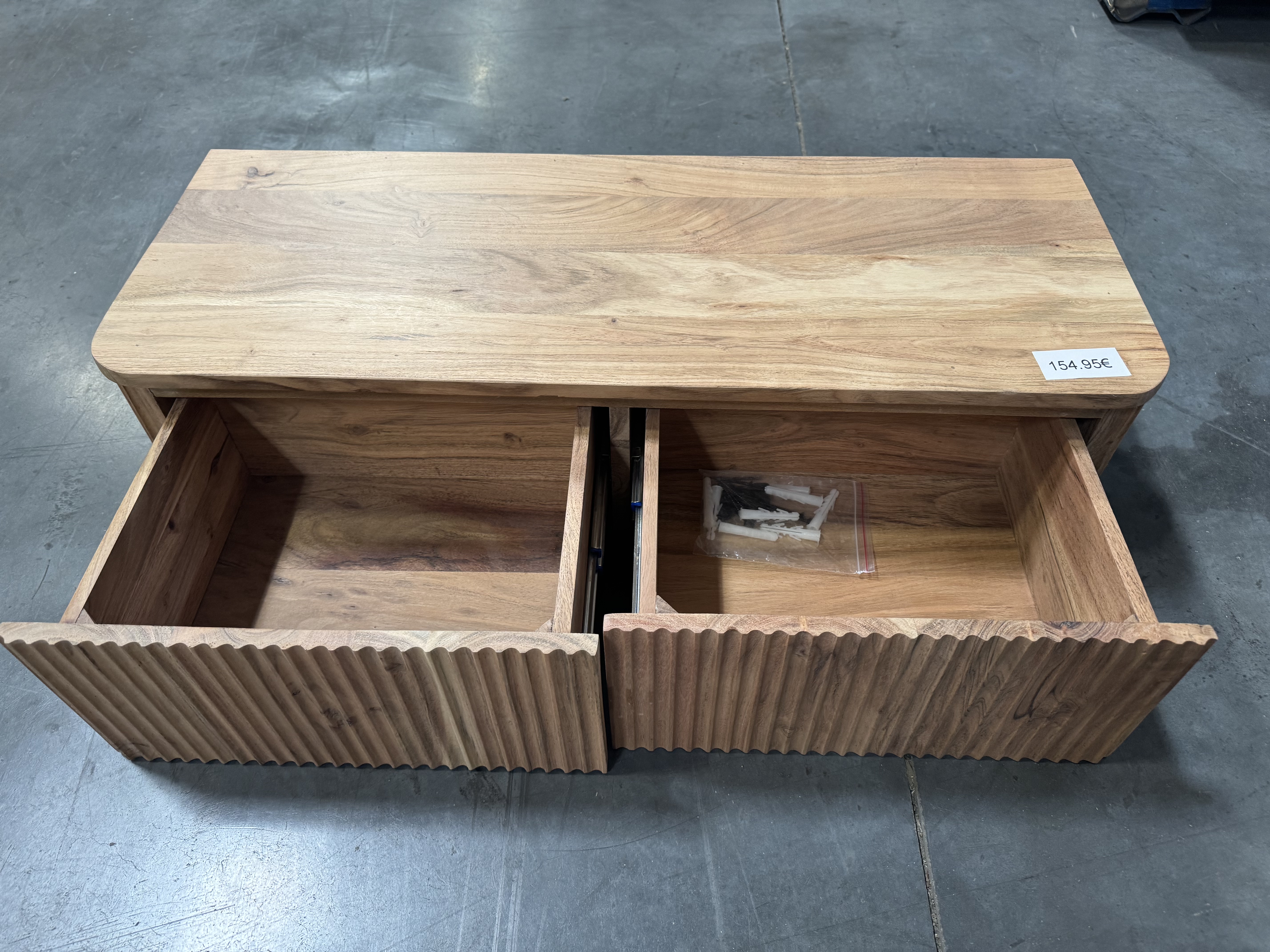 Mueble TV / Aparador bajo con 2 cajones y frente estriado en madera natural