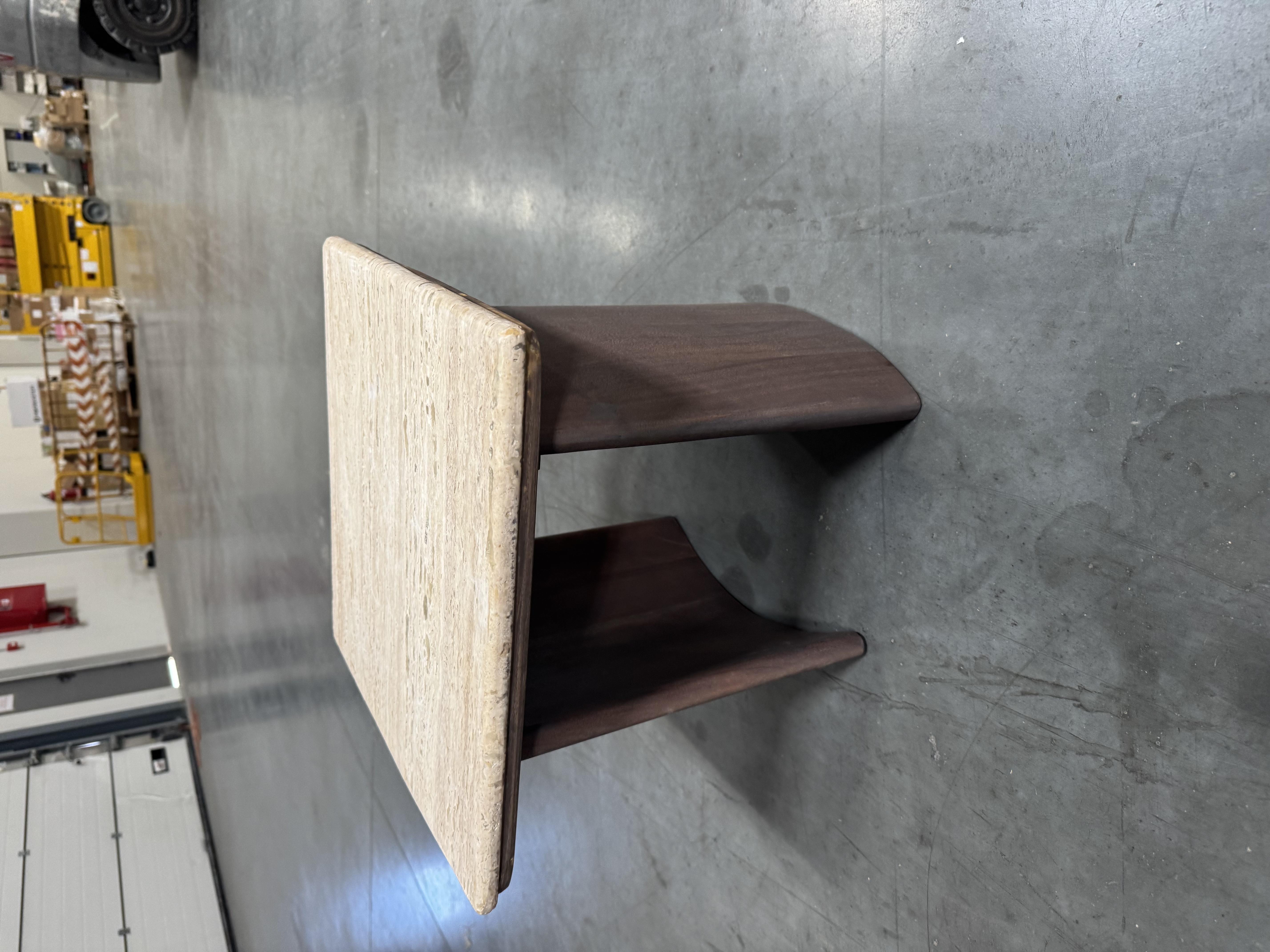 Mesa auxiliar / mesita de centro con tablero de travertino y base de madera — imagen 2