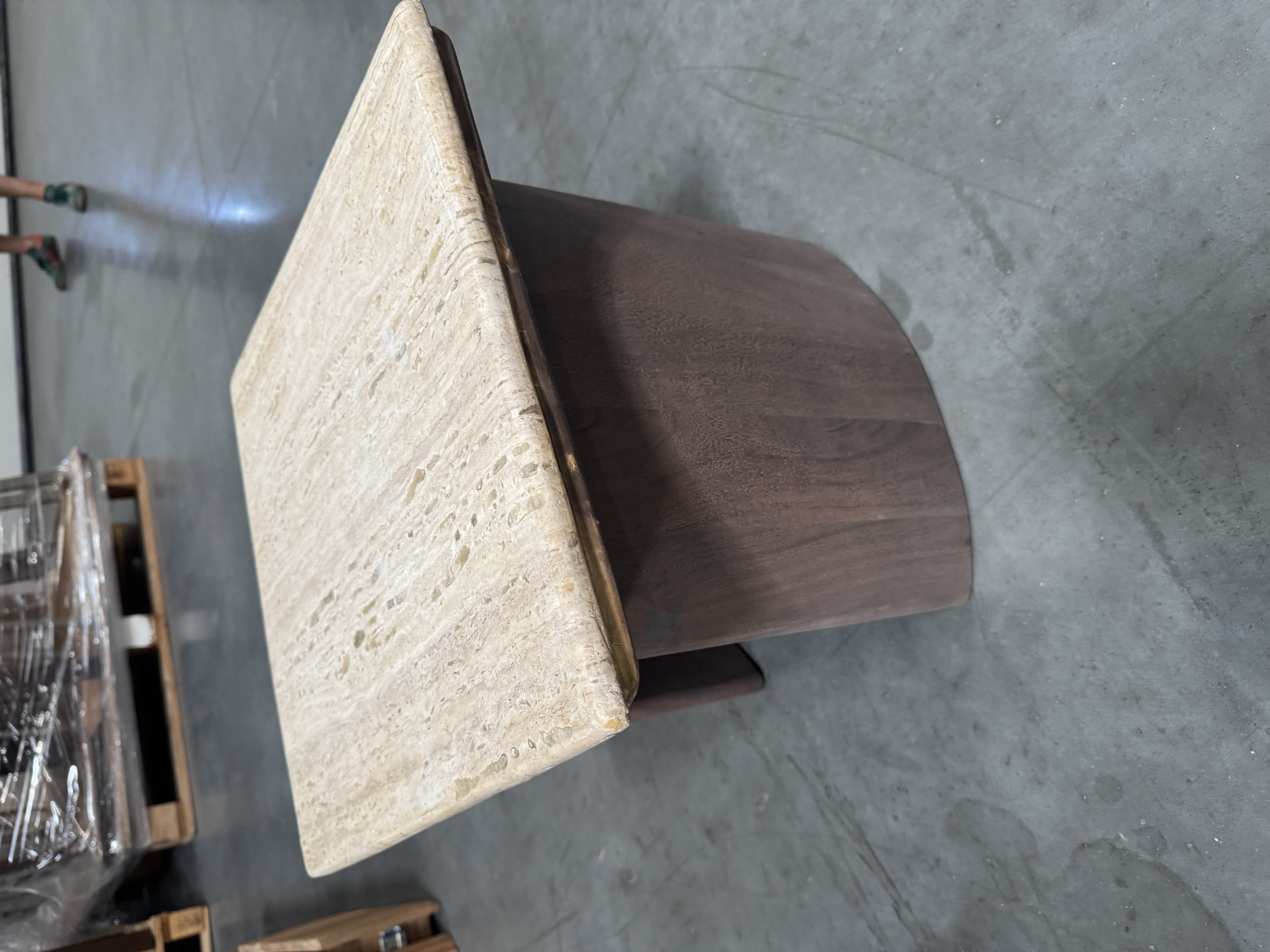Mesa de centro con tablero de travertino y base de madera