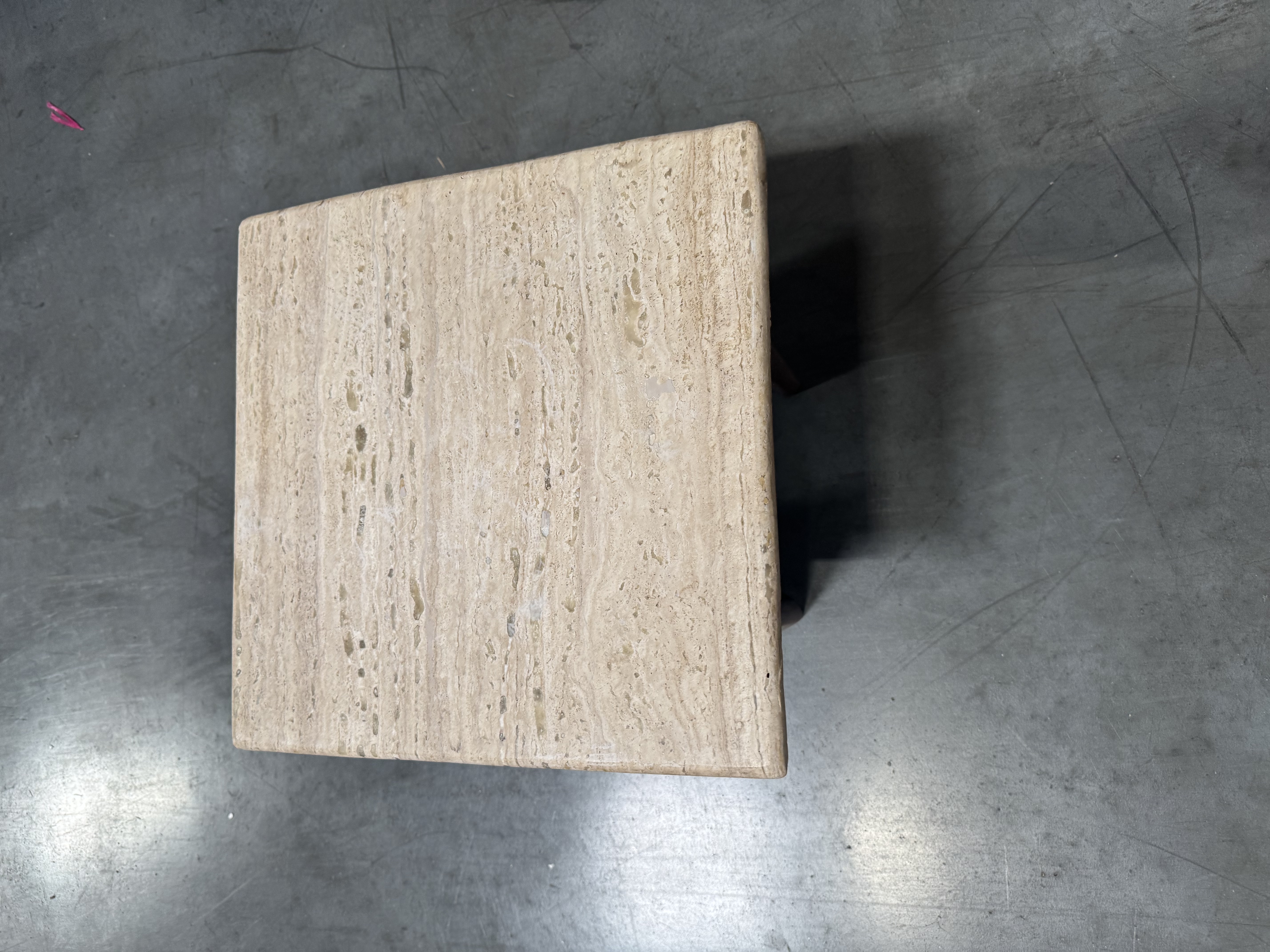 Mesa auxiliar / mesita de centro con tablero de travertino y base de madera — imagen 5