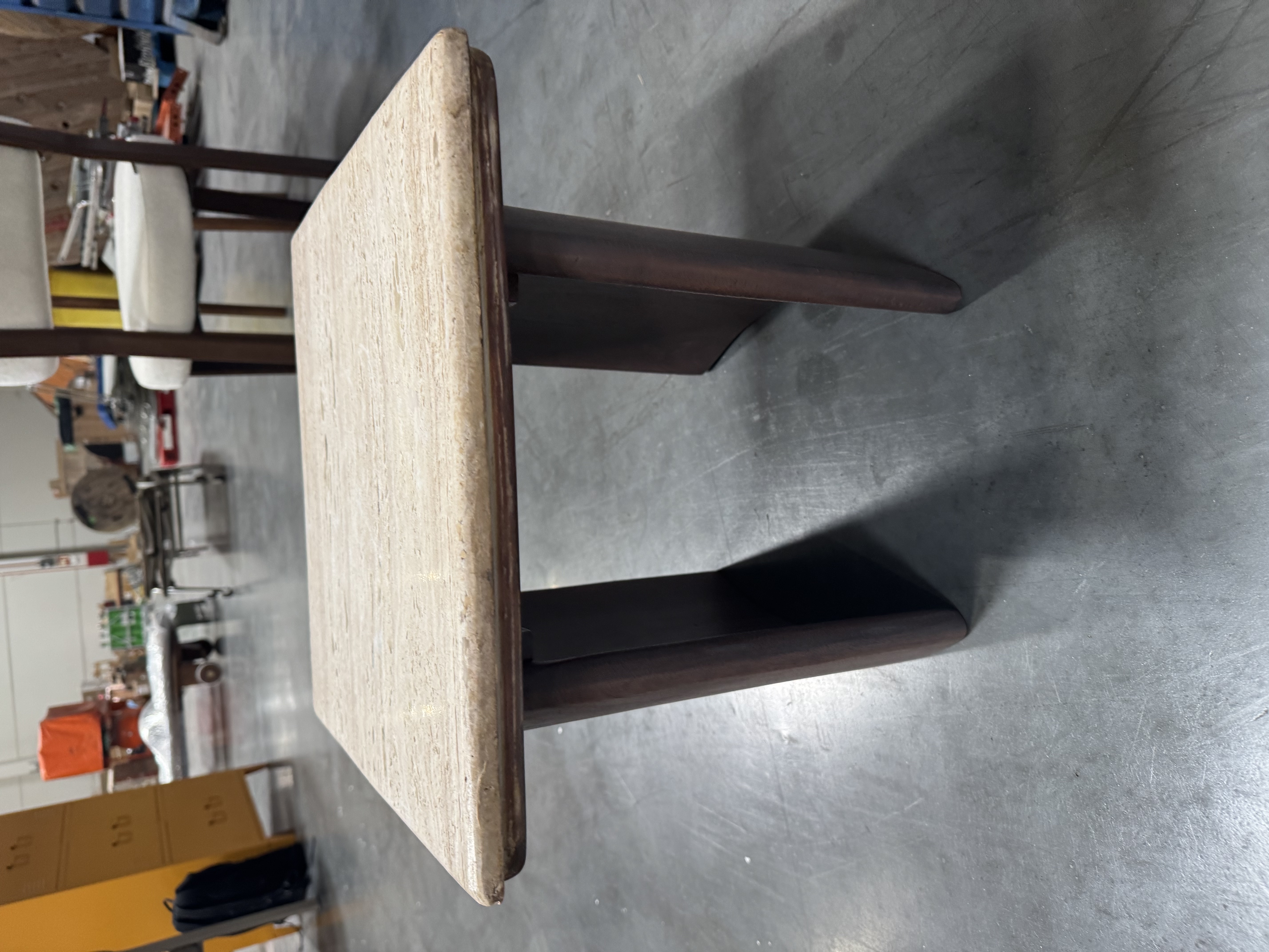 Mesa auxiliar / mesita de centro con tablero de travertino y base de madera — imagen 4