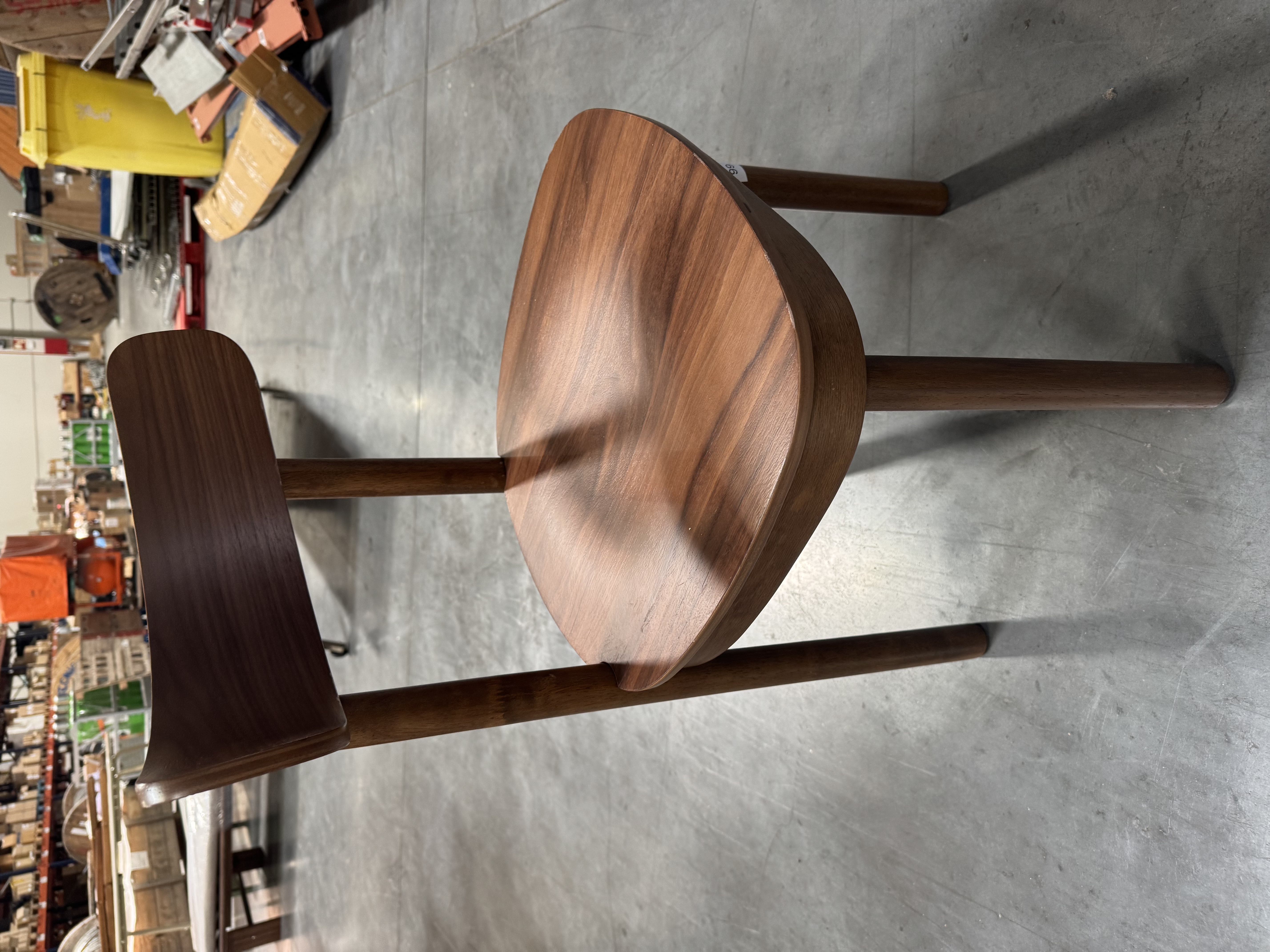 Silla de comedor escandinava en madera de nogal