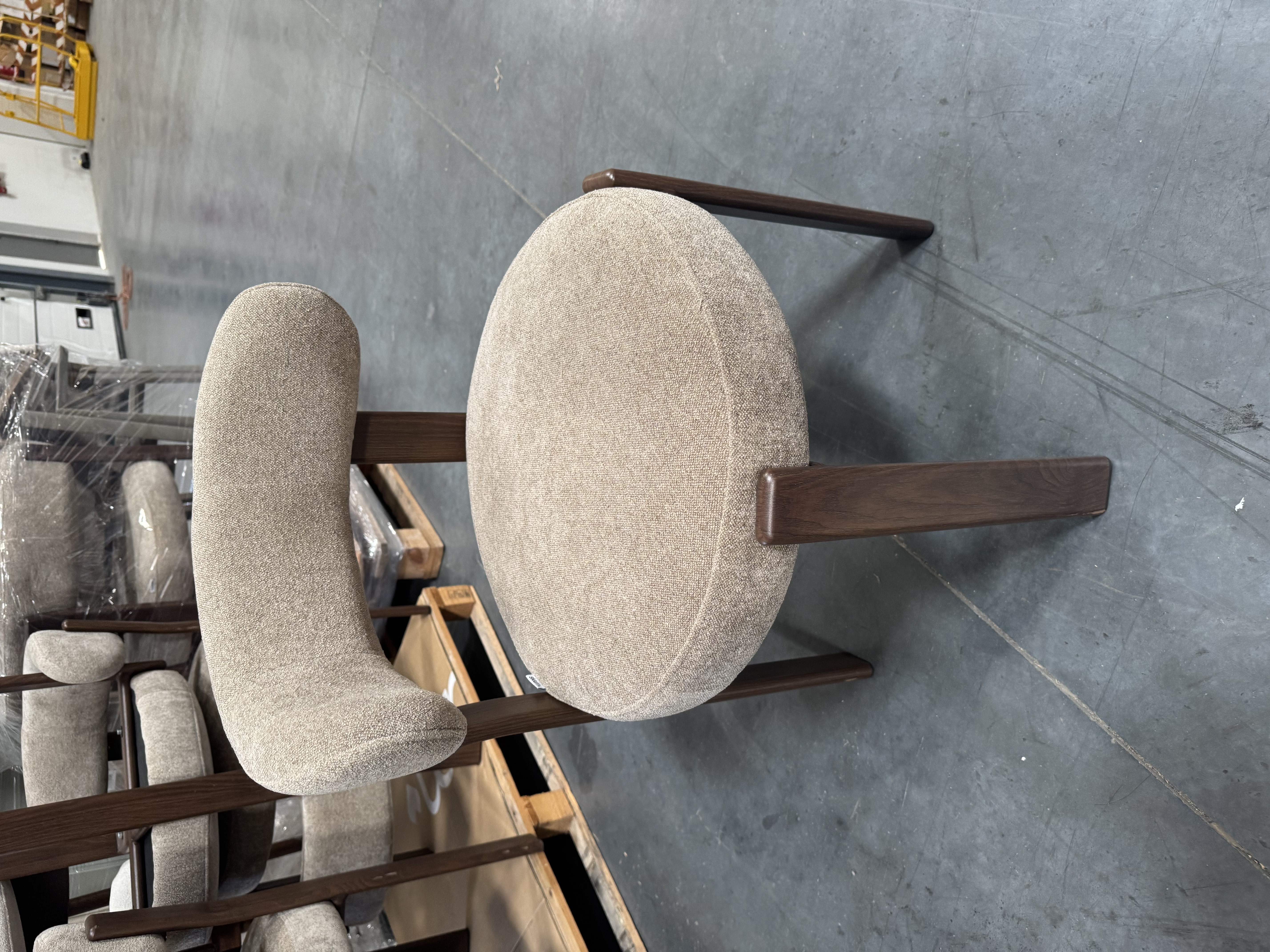 Silla de comedor con asiento redondo y reposabrazos – estilo nórdico/mid-century