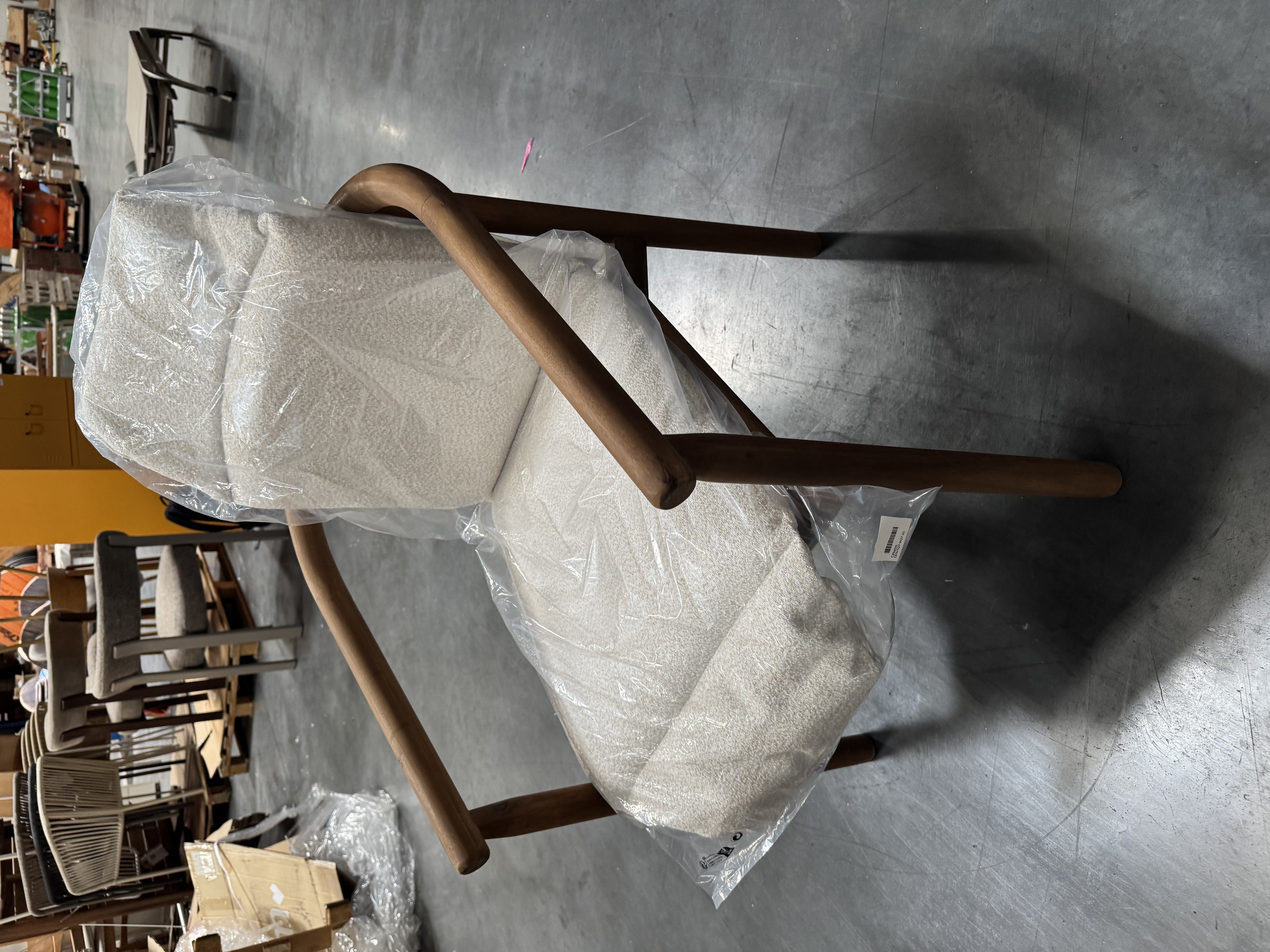 Sillón de diseño escandinavo con estructura de madera y tapizado boucló