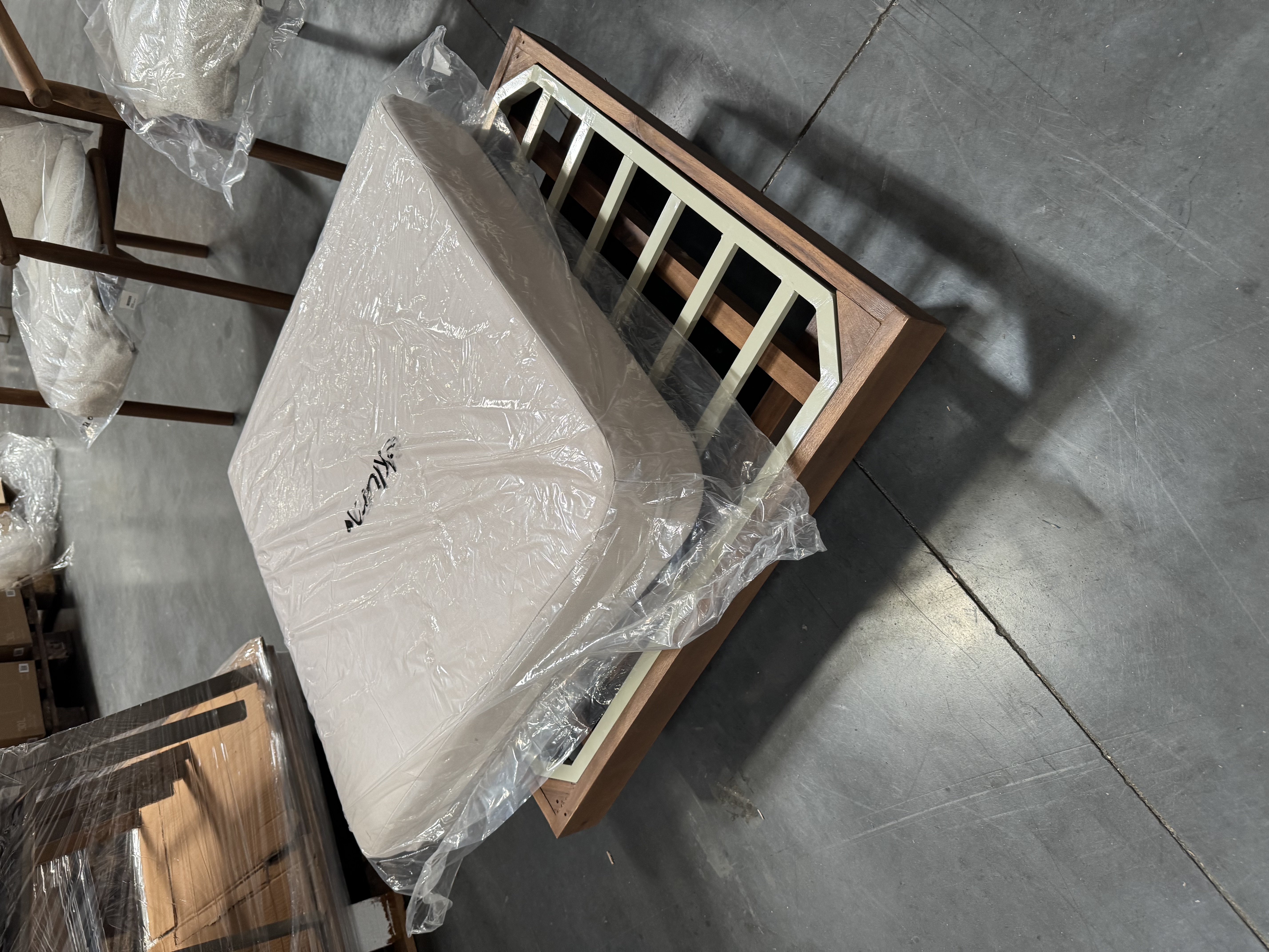 Cama de matrimonio con cabecero de barras y estructura de madera