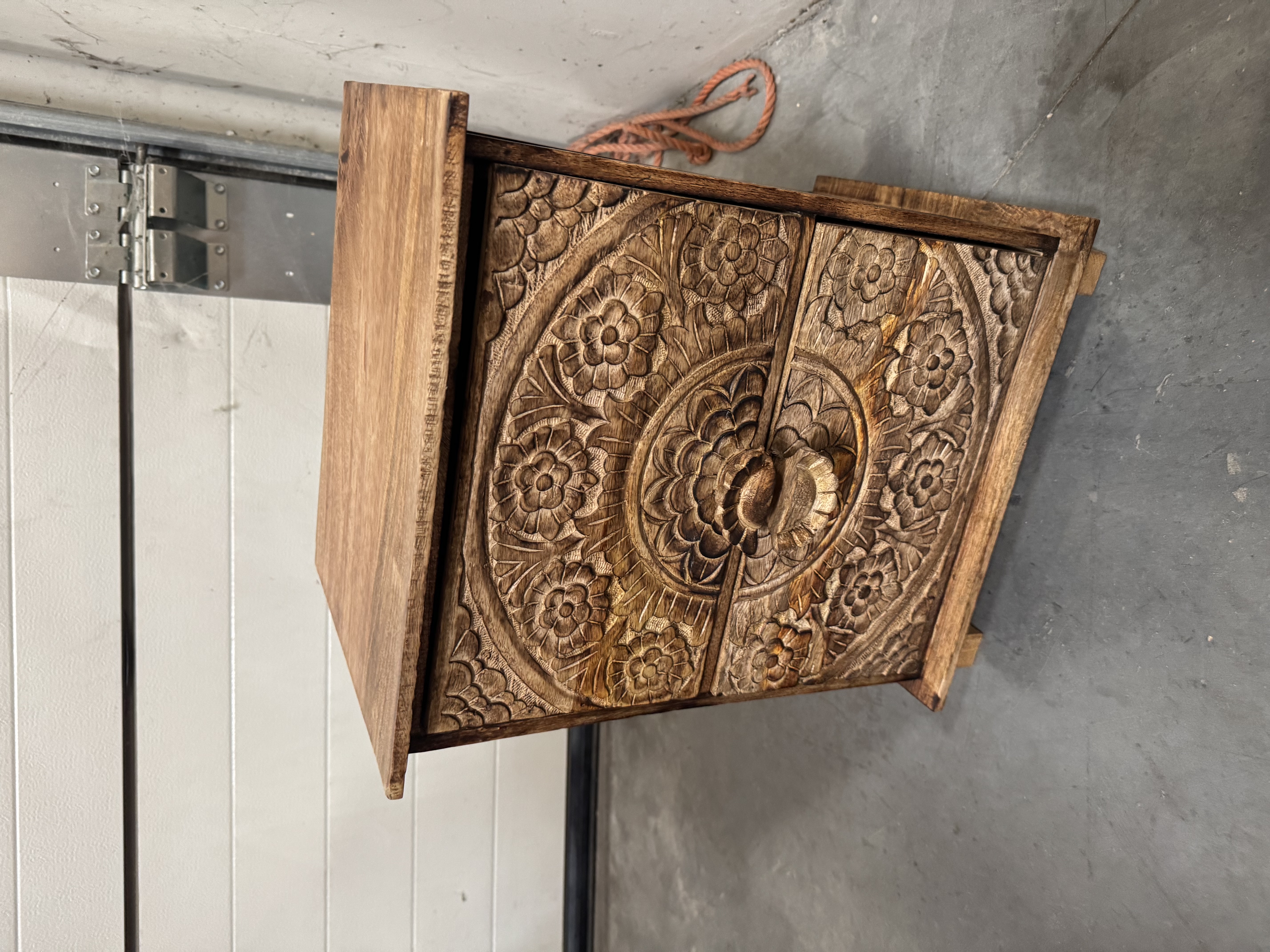 Mesita de noche de madera con tallas florales artesanales