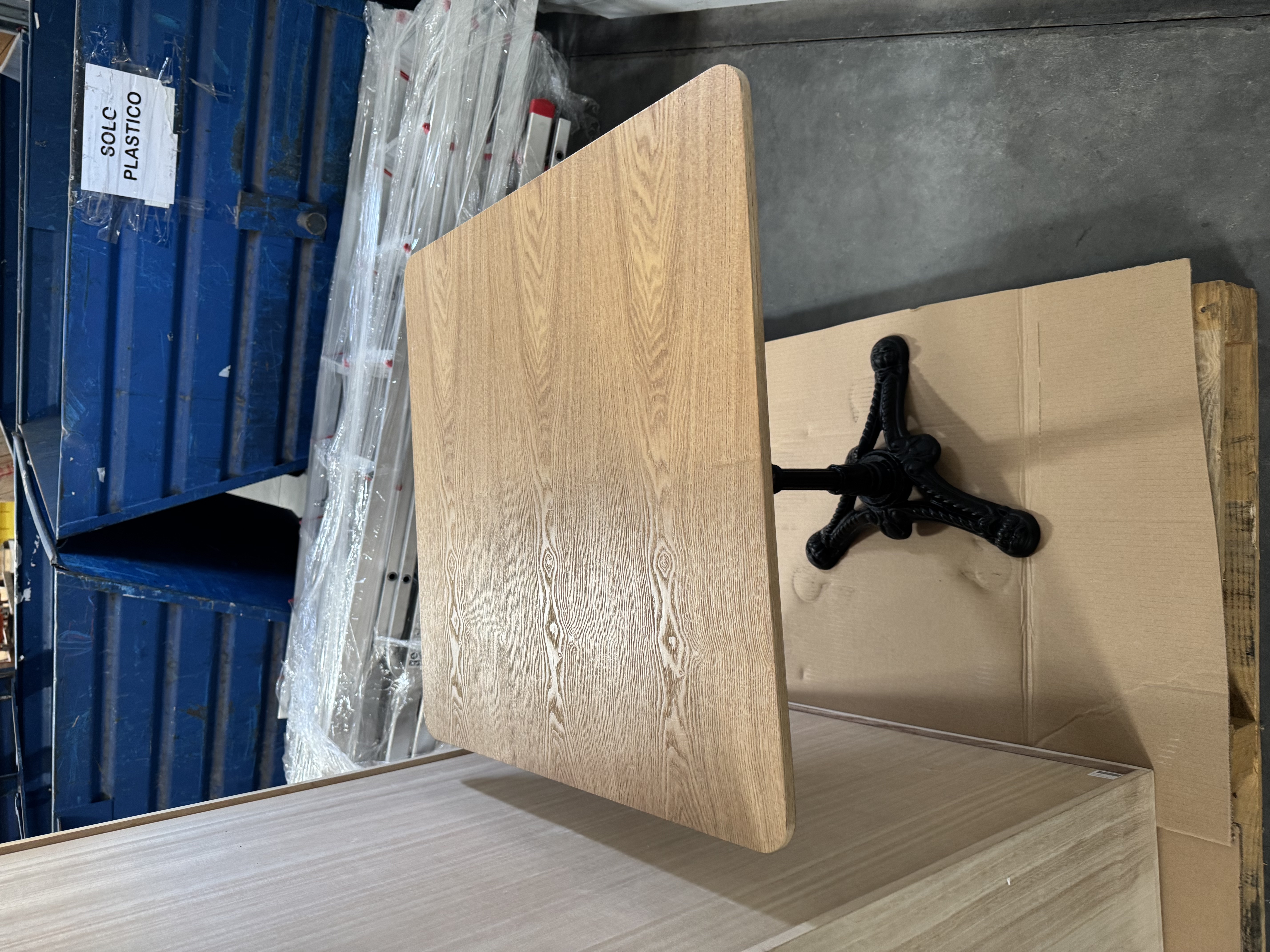 Mesa de bar SKLUM cuadrada en madera y hierro fundido como nueva — imagen 3
