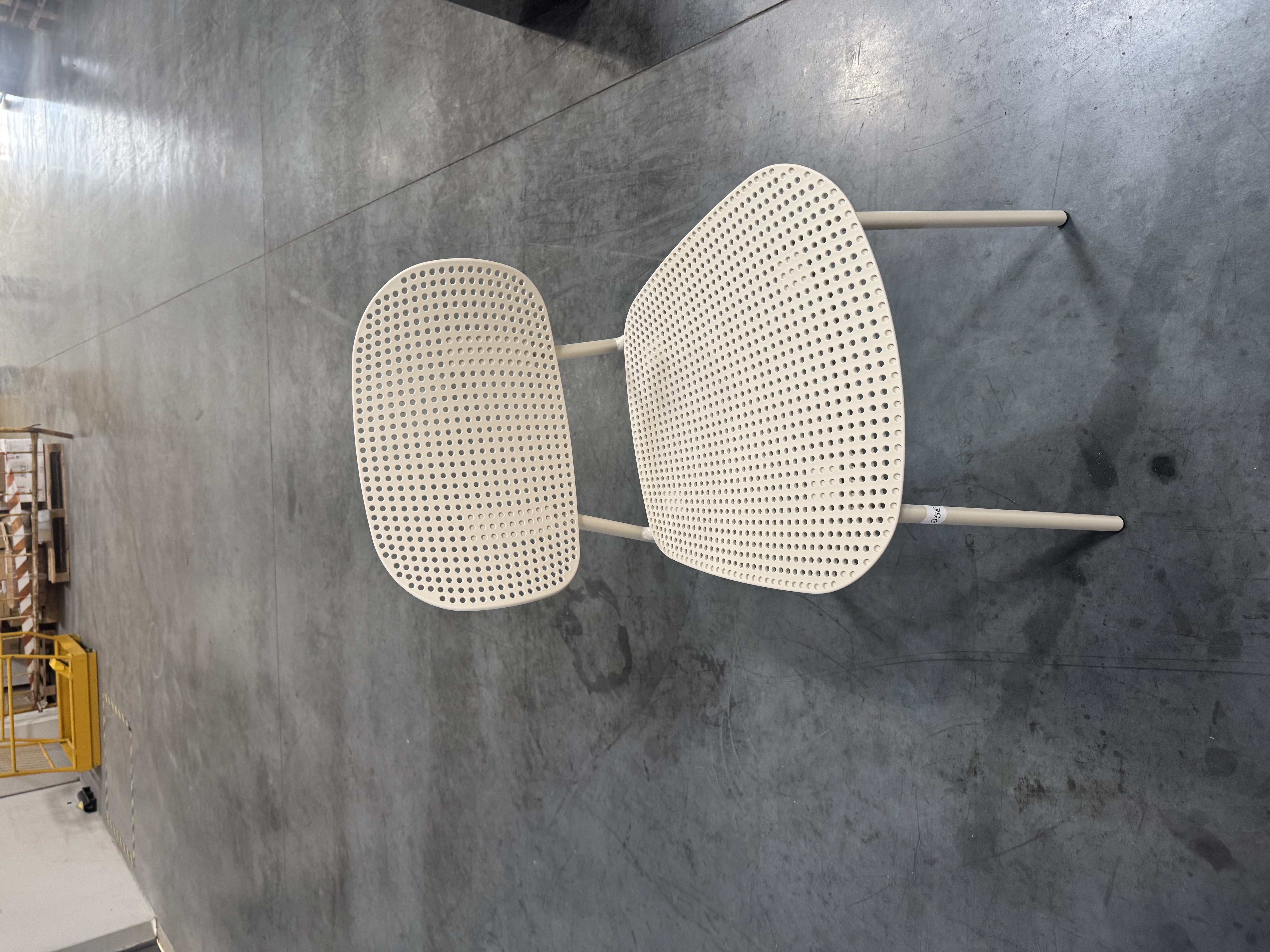 Pack de 2 sillas IKEA TÄRENDÖ / estilo perforado blanco crema