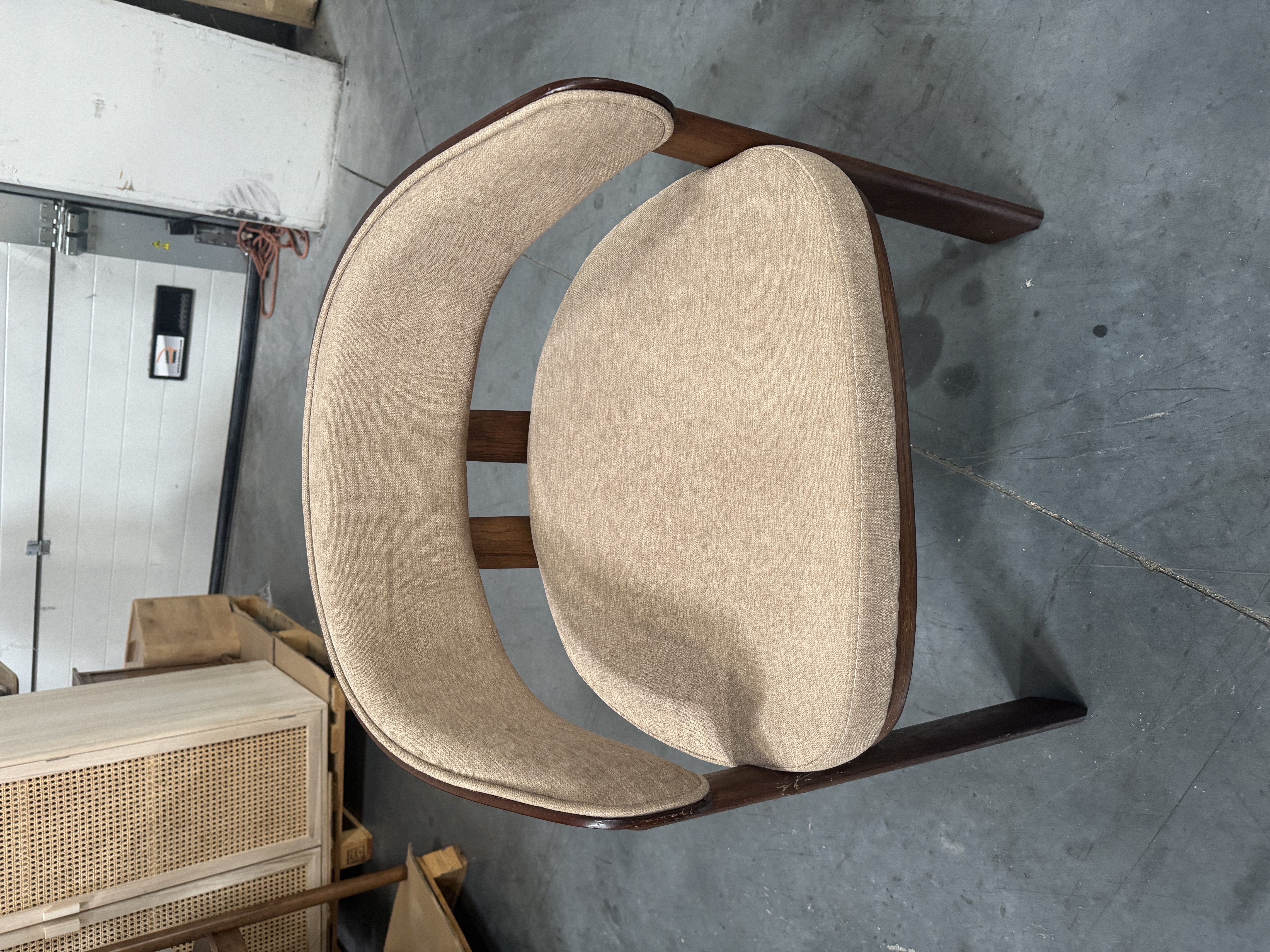 Silla de comedor estilo mid-century con reposabrazos y tapizado beige