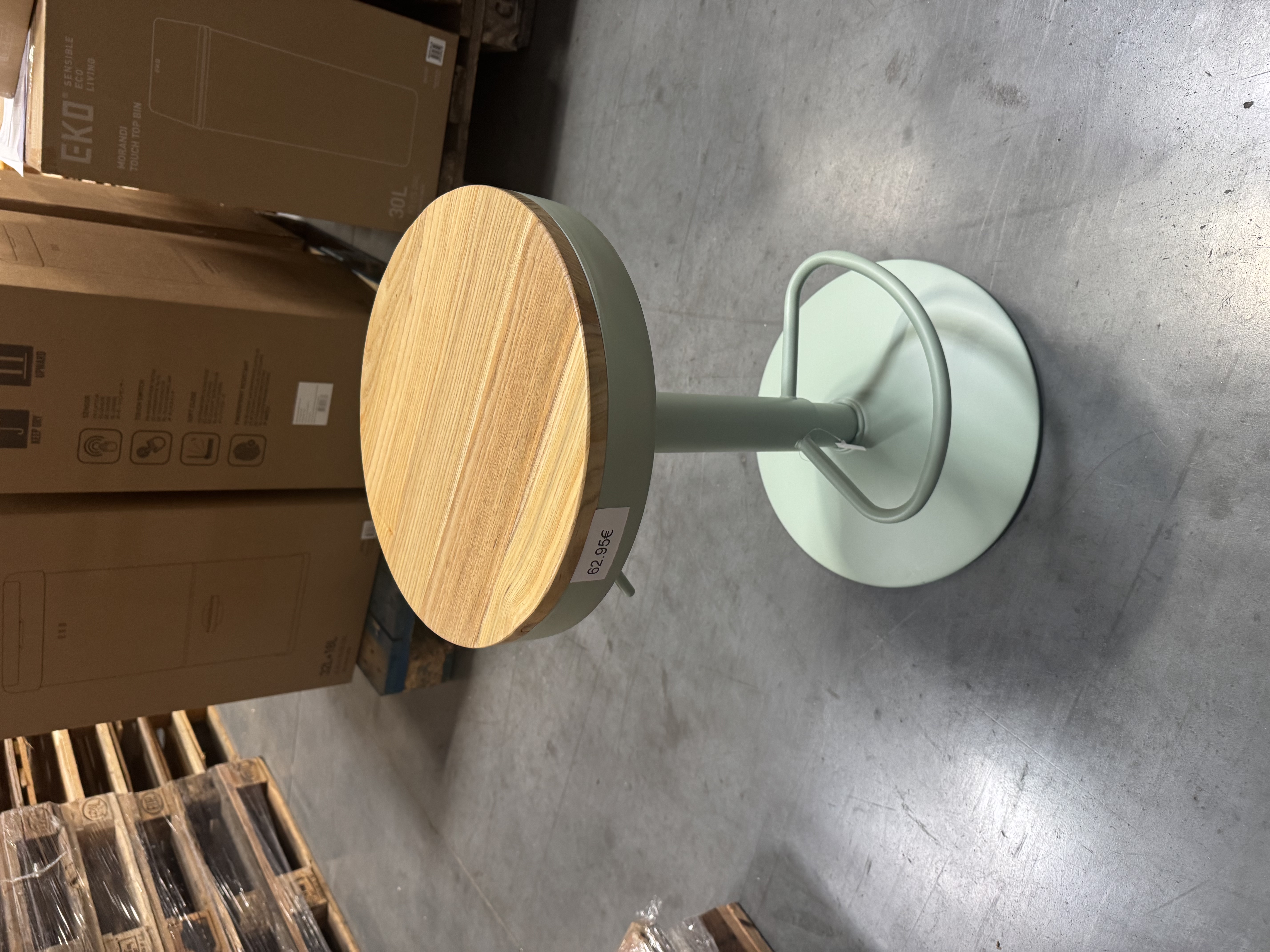 Taburete redondo con asiento de madera y base metálica verde menta