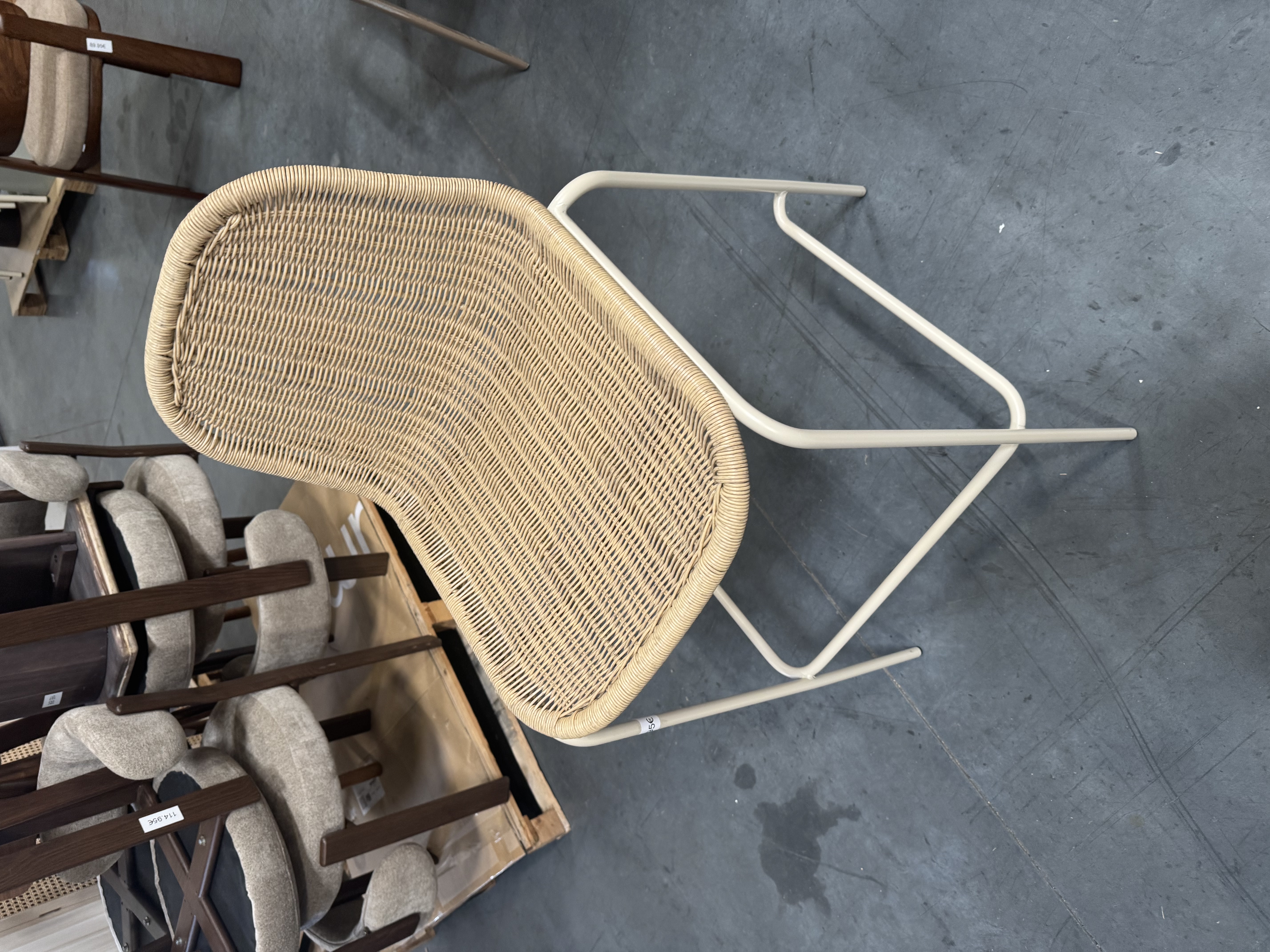 Silla con asiento y respaldo de ratán y estructura metálica blanca