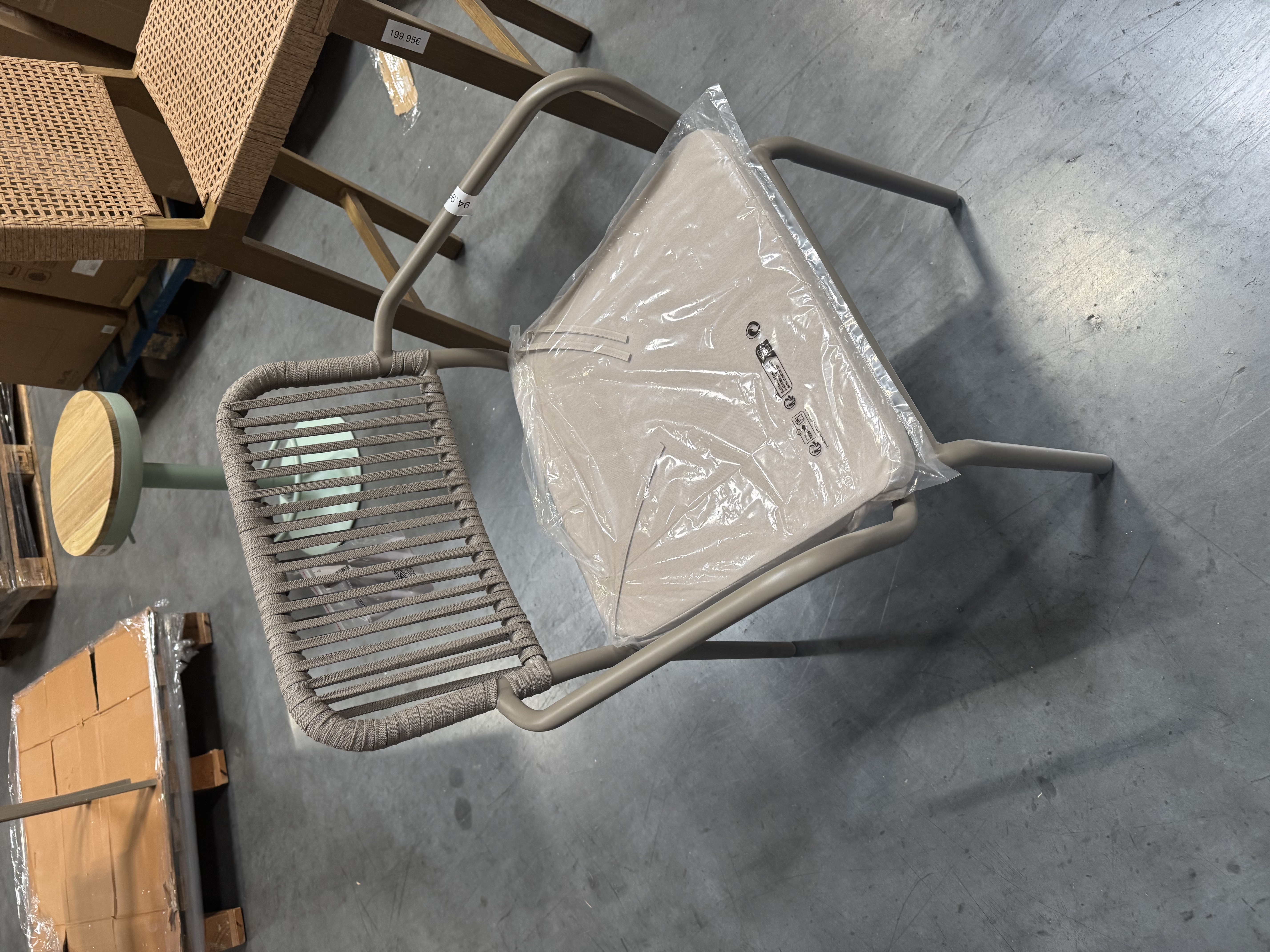 Silla de exterior con cuerda y cojín – estructura metálica taupe