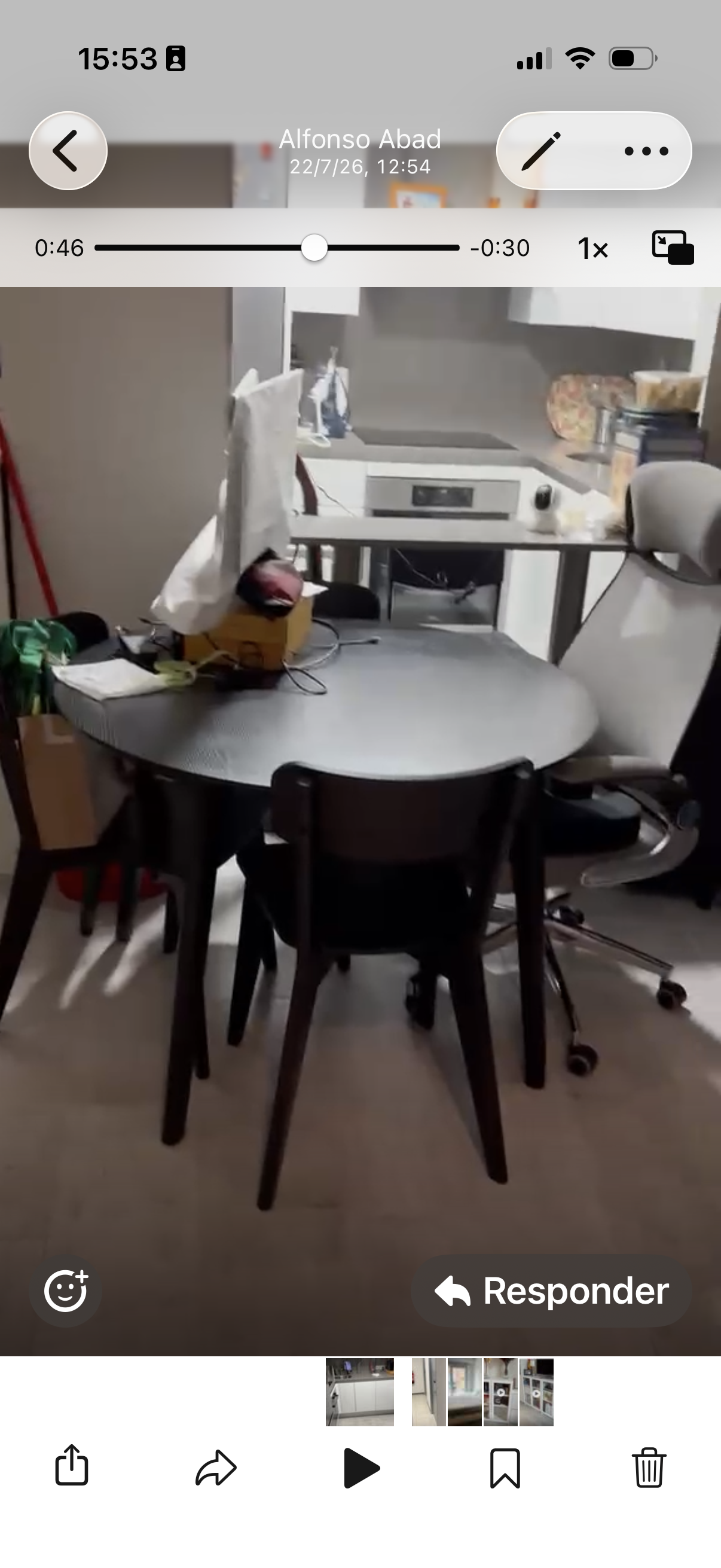 Mesa negra con sillas a juego