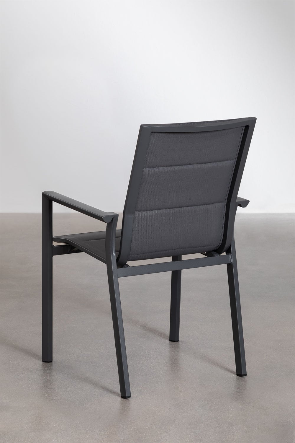 Pack de 2 sillas de jardín SKLUM en aluminio apilable con reposabrazos como nueva — imagen 6