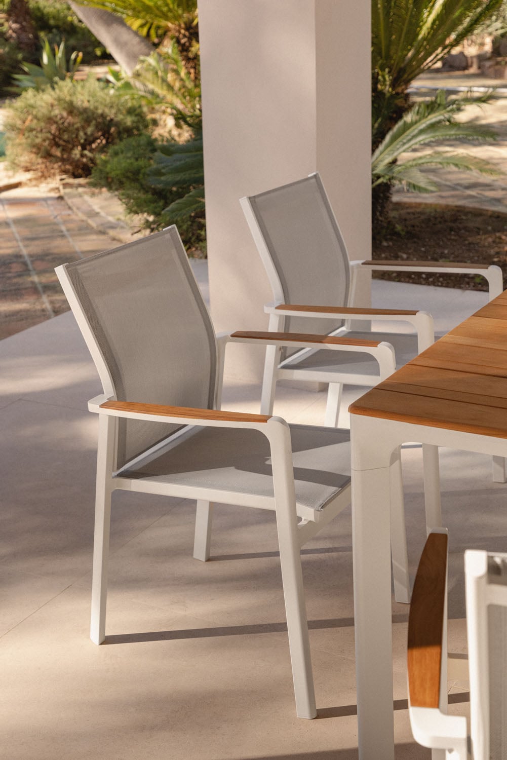 Silla de jardín SKLUM en aluminio con reposabrazos en madera de teca como nueva