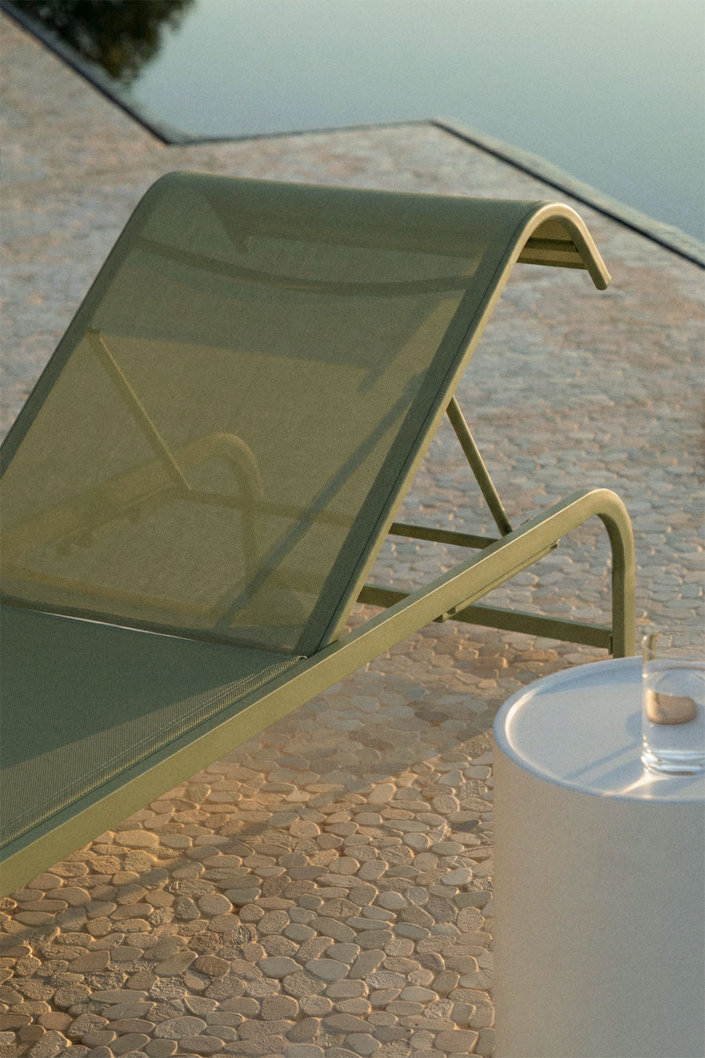 Tumbona reclinable SKLUM en aluminio verde caqui como nueva