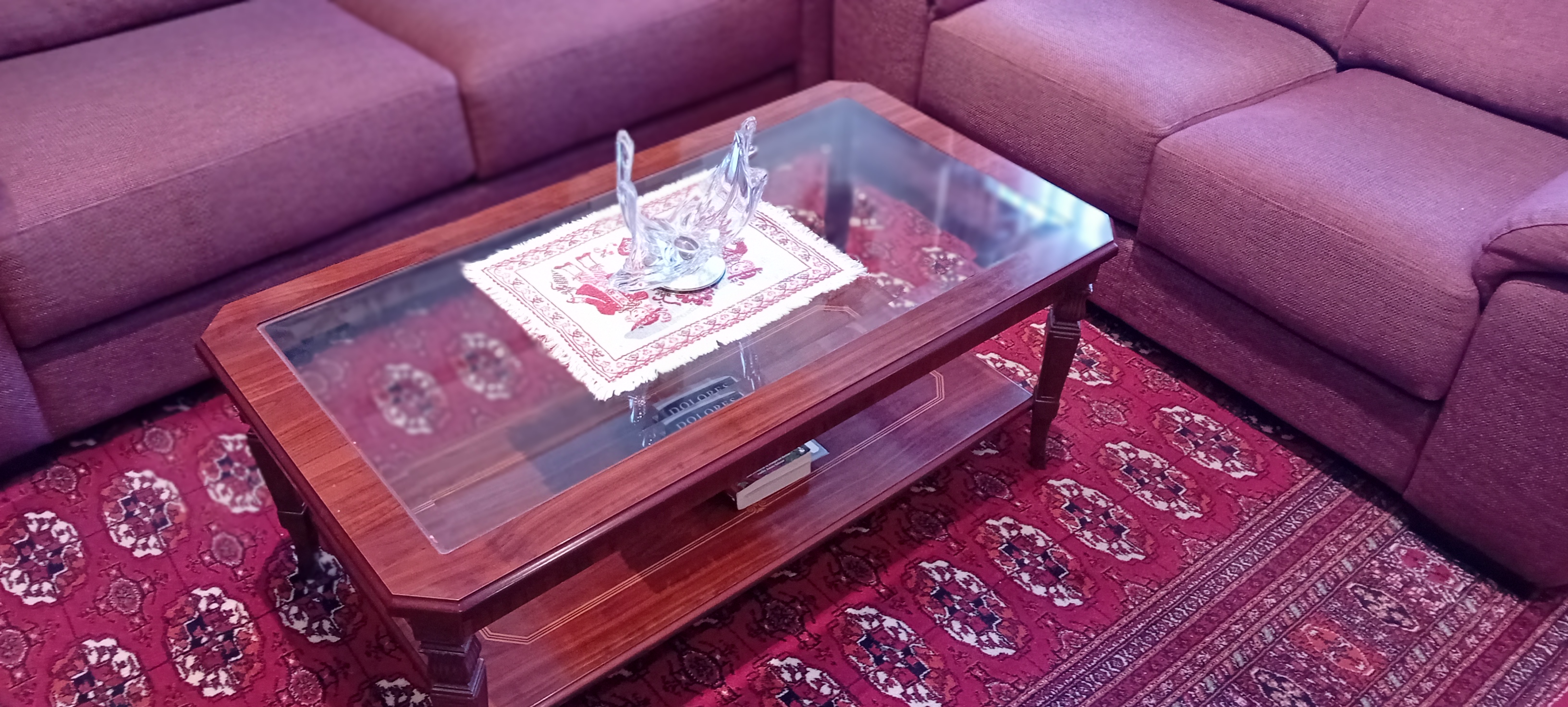Mesa de centro clásica de madera con tapa de cristal y balda inferior