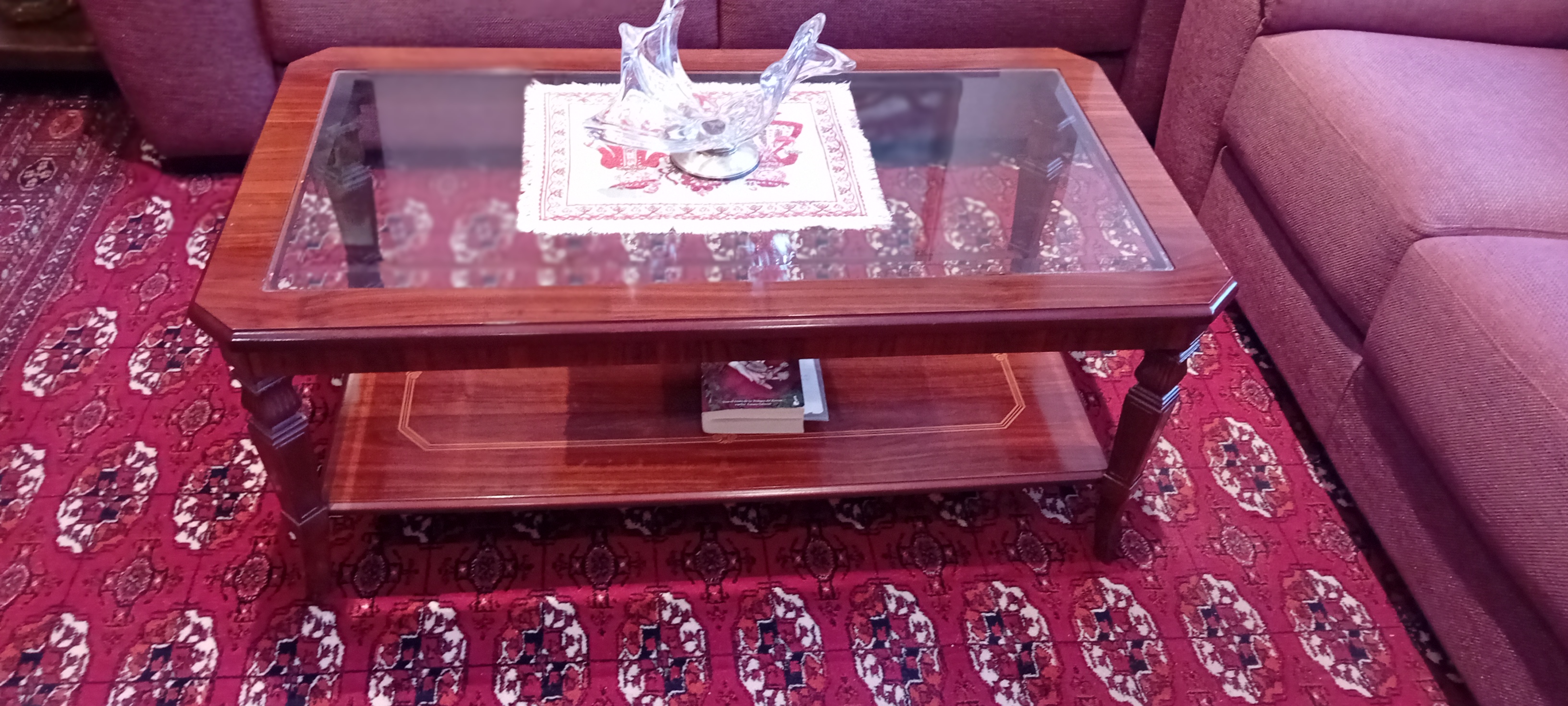 Mesa de centro clásica de madera con tapa de cristal y balda inferior — imagen 2
