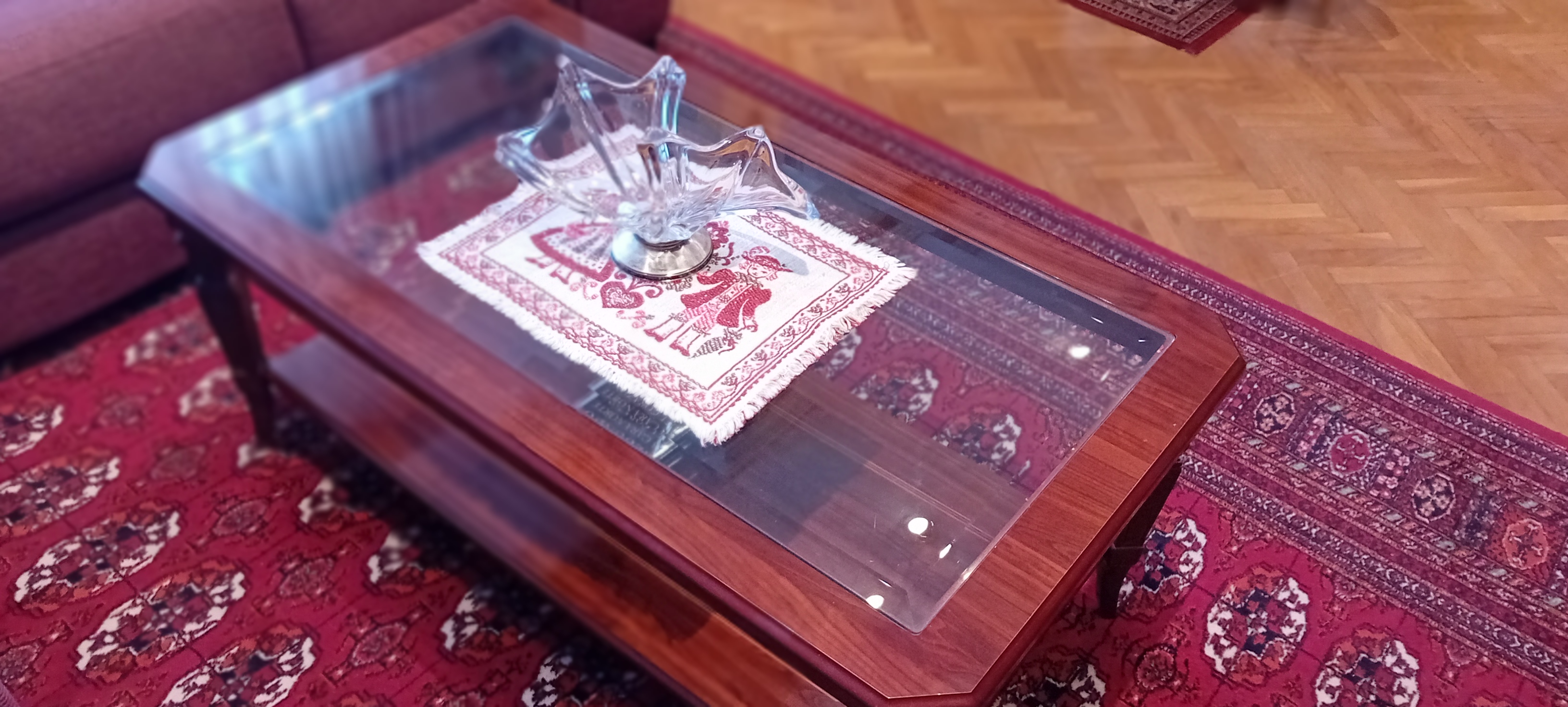 Mesa de centro clásica de madera con tapa de cristal y balda inferior — imagen 3
