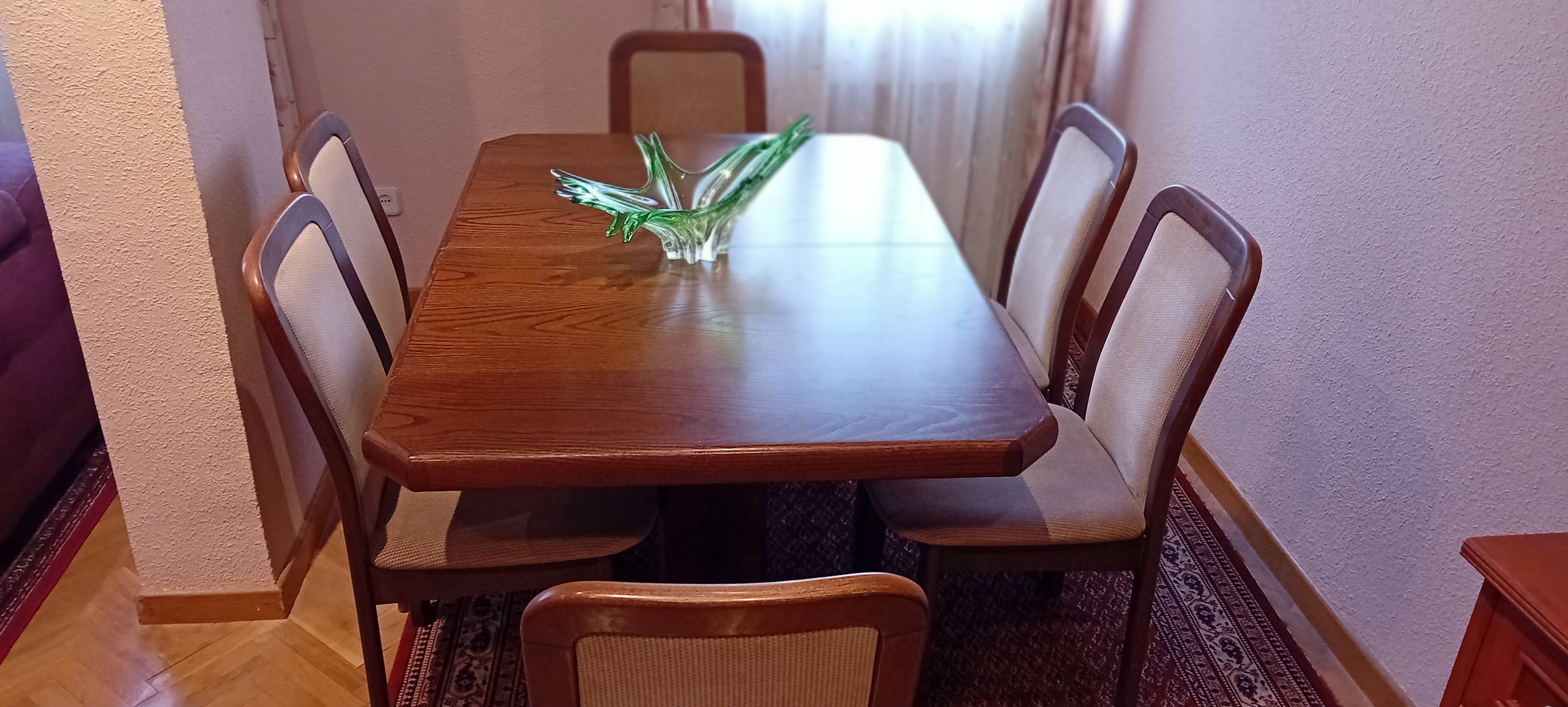 Mesa de Comedor extensible de madera maciza con 6 sillas tapizadas