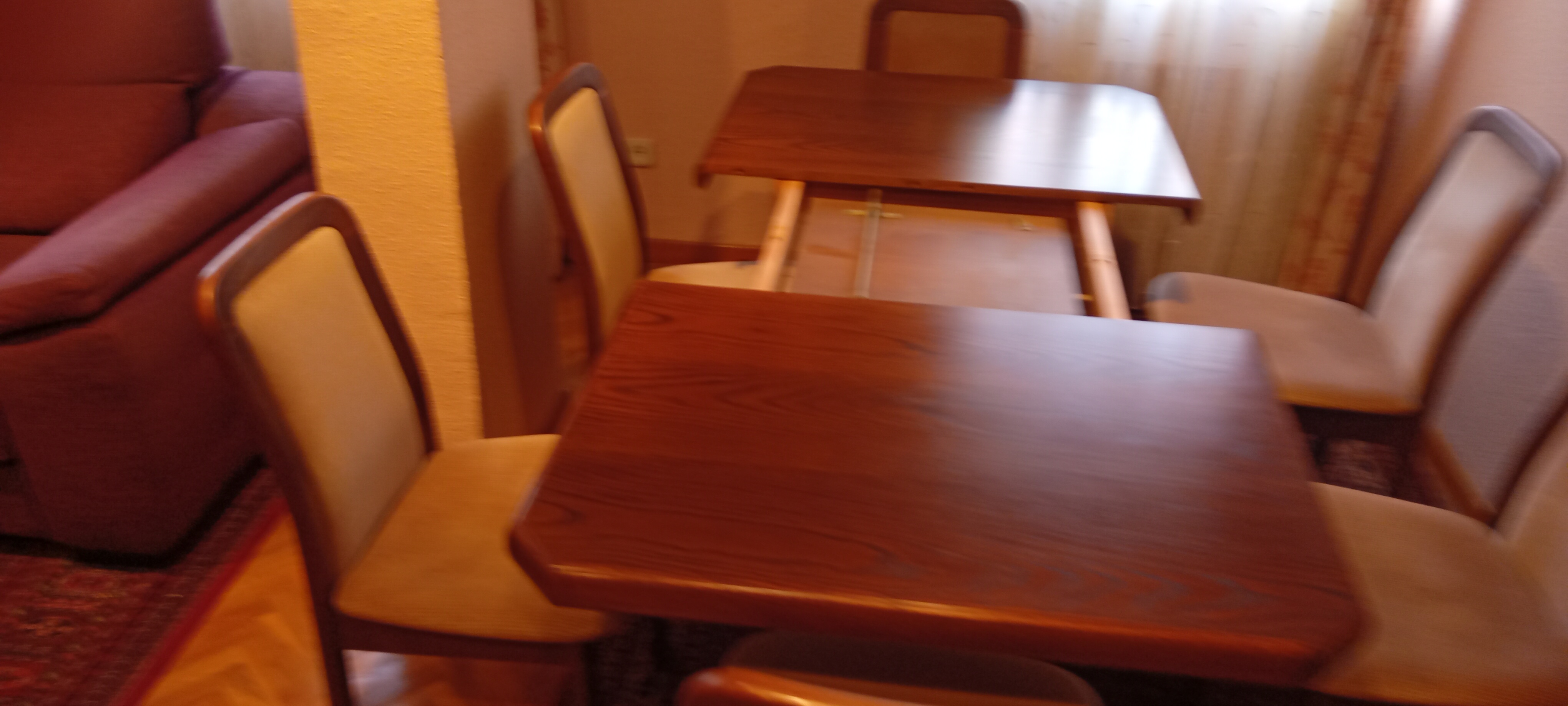 Mesa de Comedor extensible de madera maciza con 6 sillas tapizadas — imagen 4