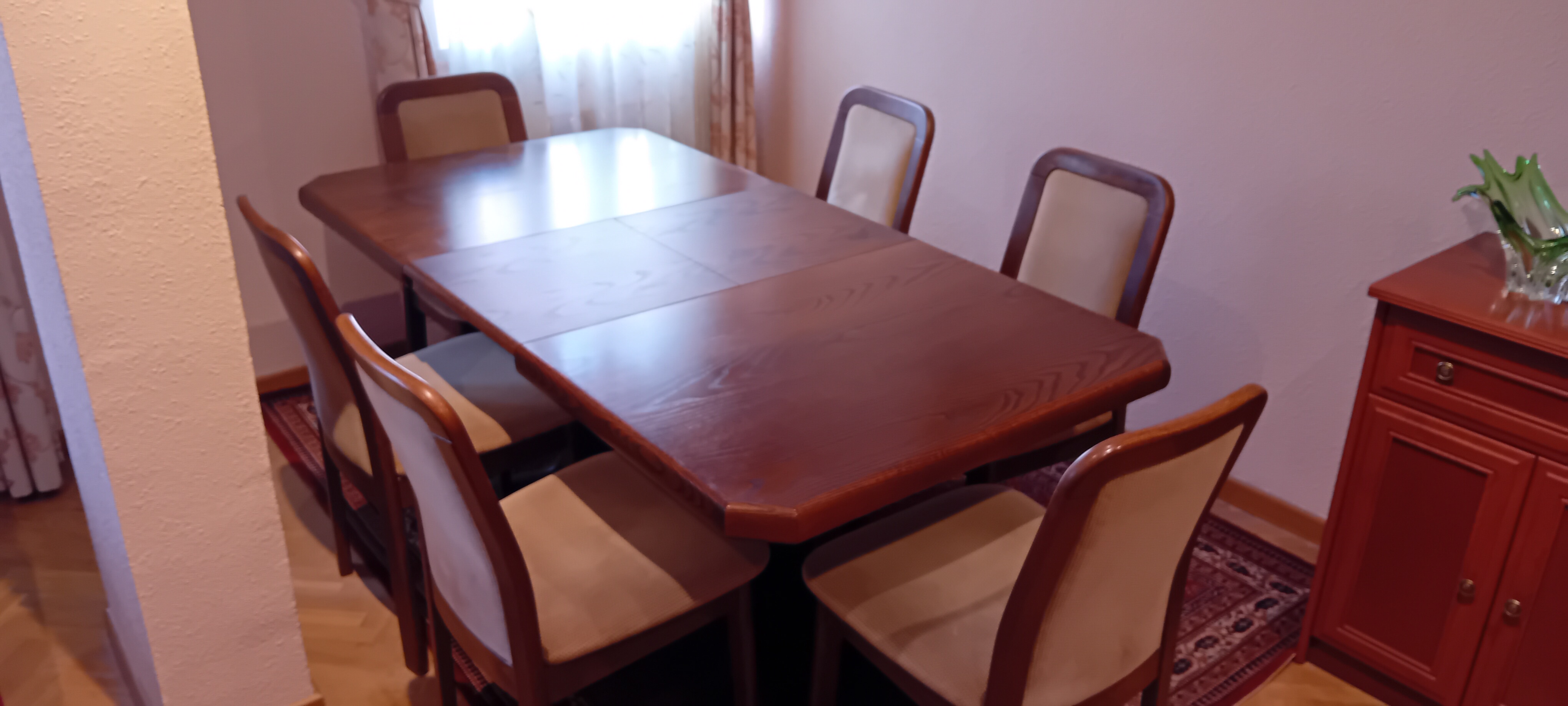 Mesa de Comedor extensible de madera maciza con 6 sillas tapizadas — imagen 2