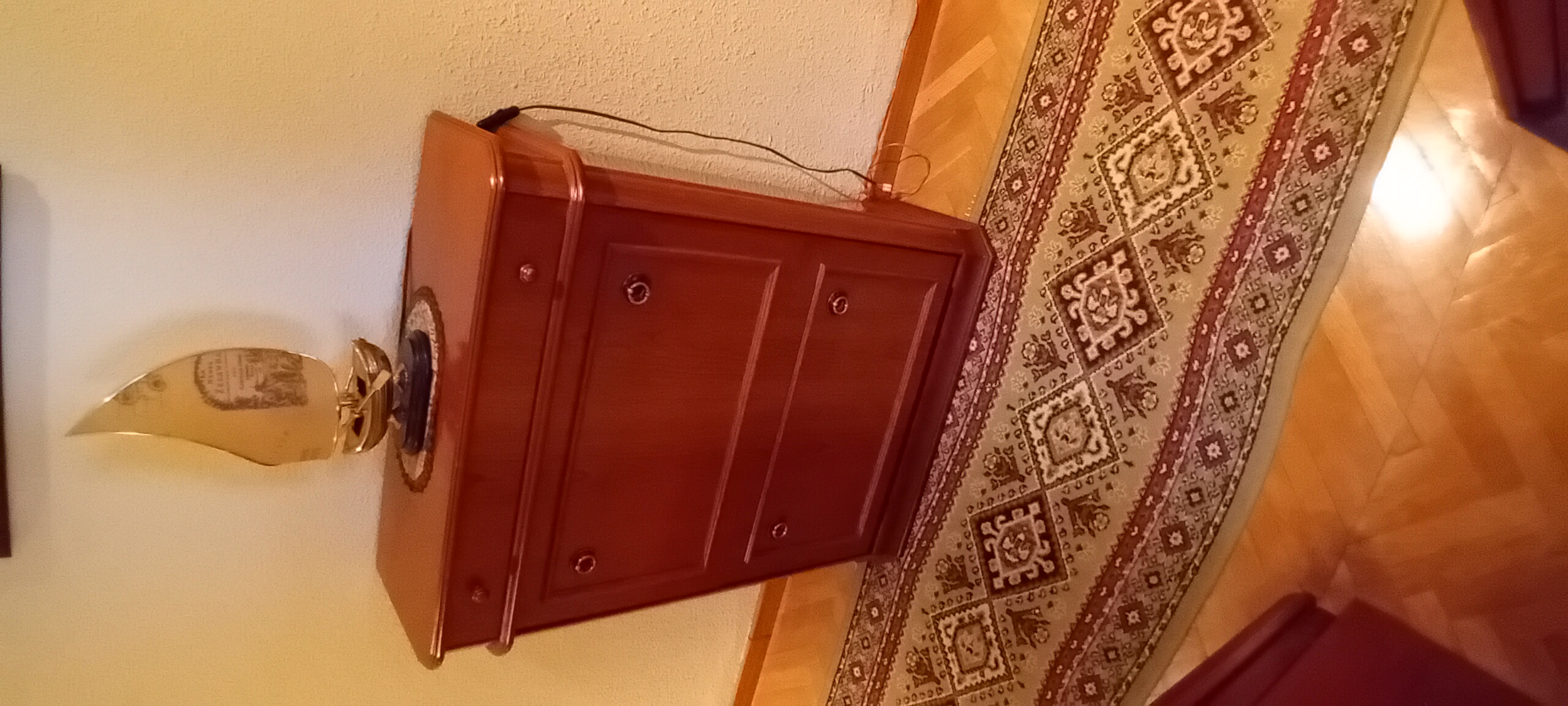 Zapatero de madera con puertas abatibles estilo clásico — imagen 4