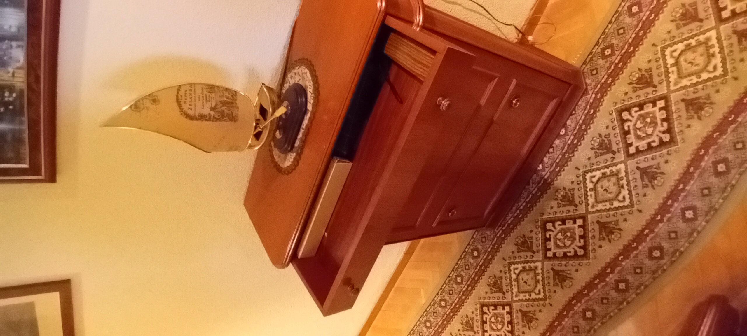 Zapatero de madera con puertas abatibles estilo clásico — imagen 5
