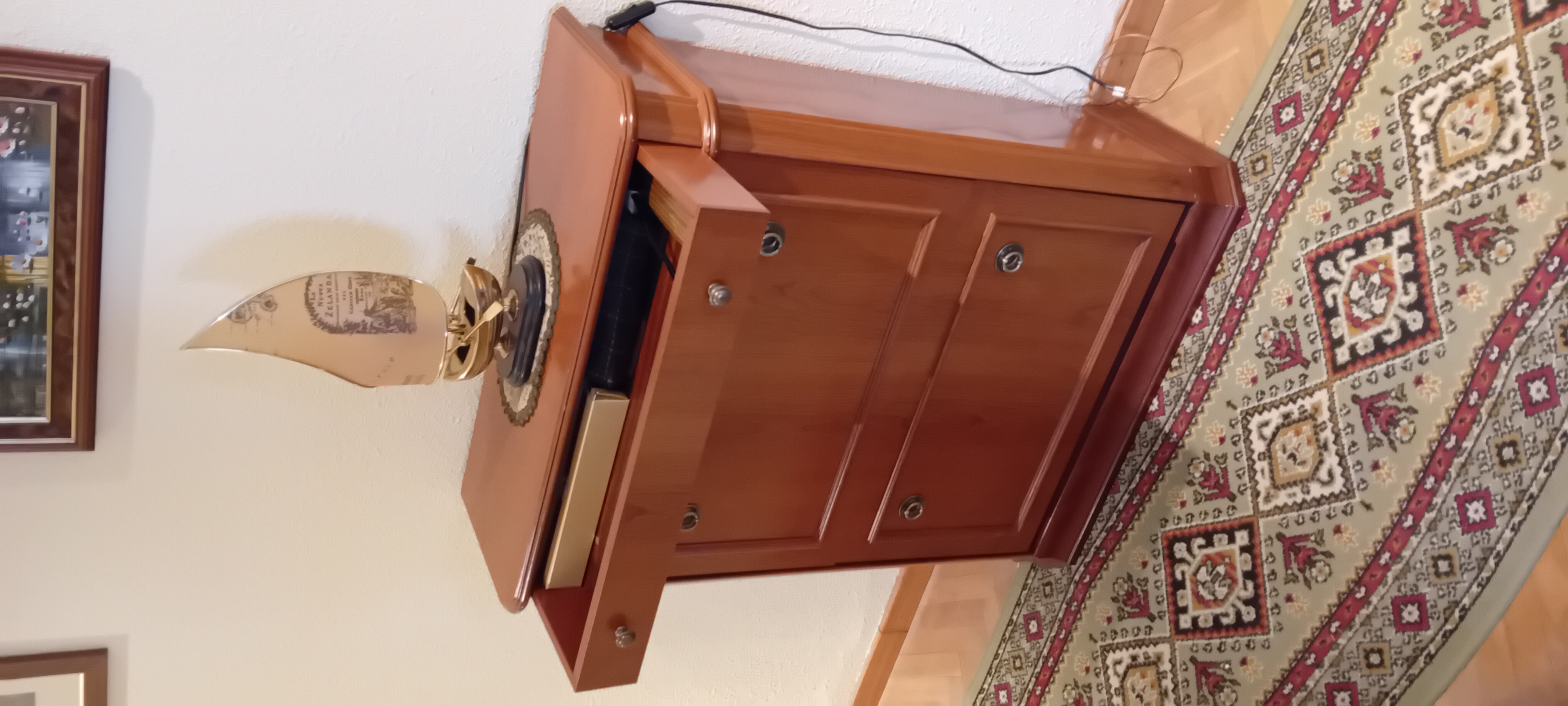 Zapatero de madera con puertas abatibles estilo clásico — imagen 3