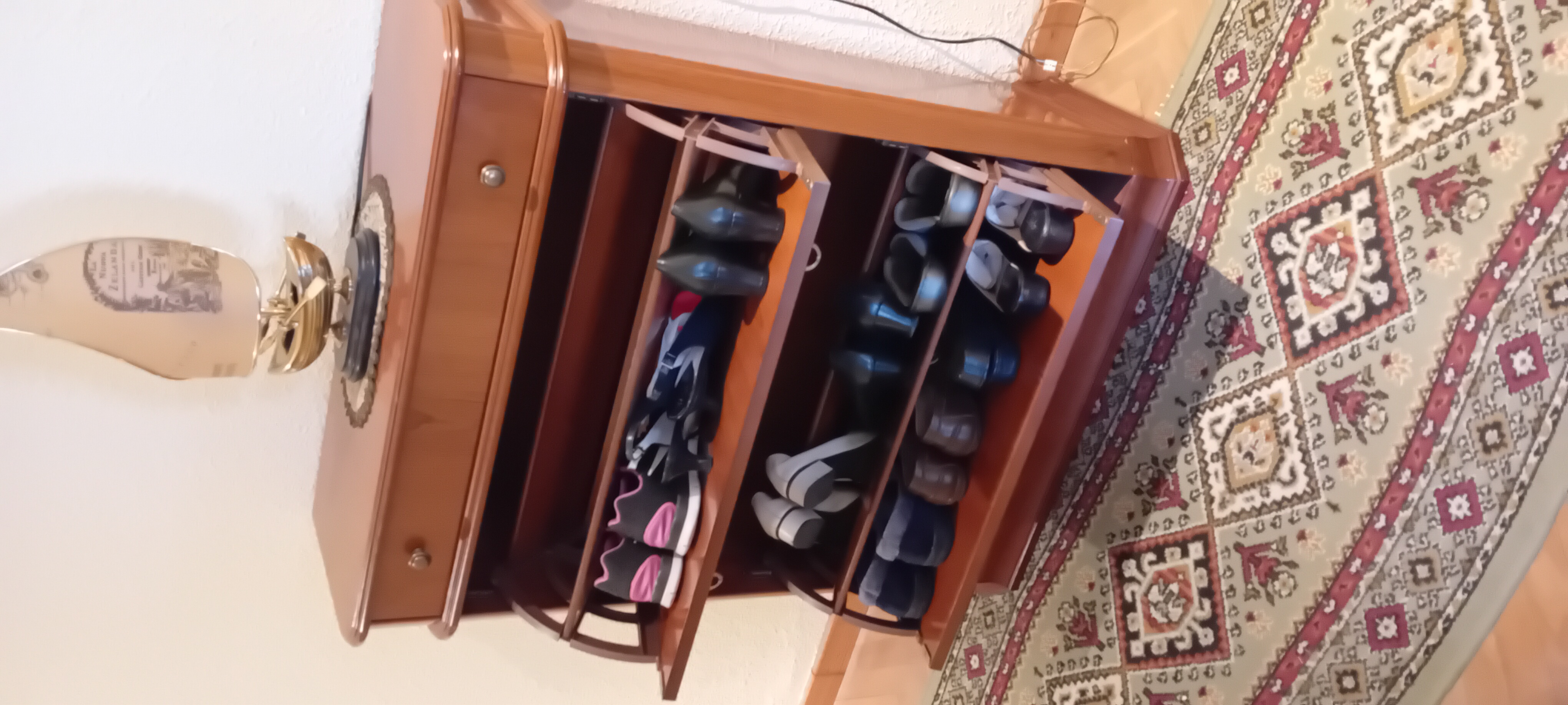 Zapatero de madera con puertas abatibles estilo clásico — imagen 2