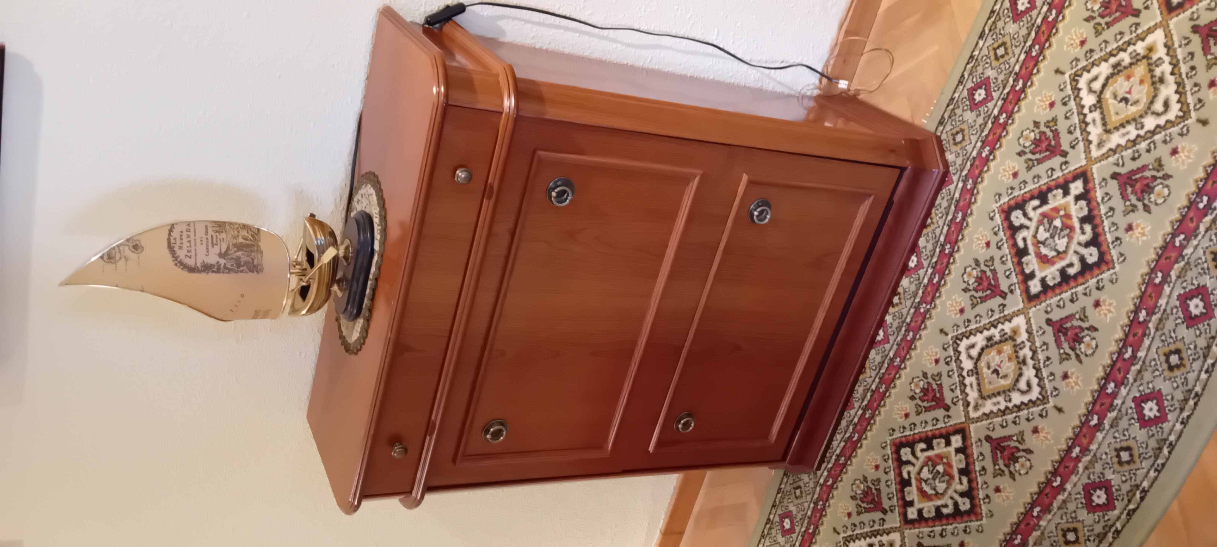 Zapatero de madera con puertas abatibles estilo clásico