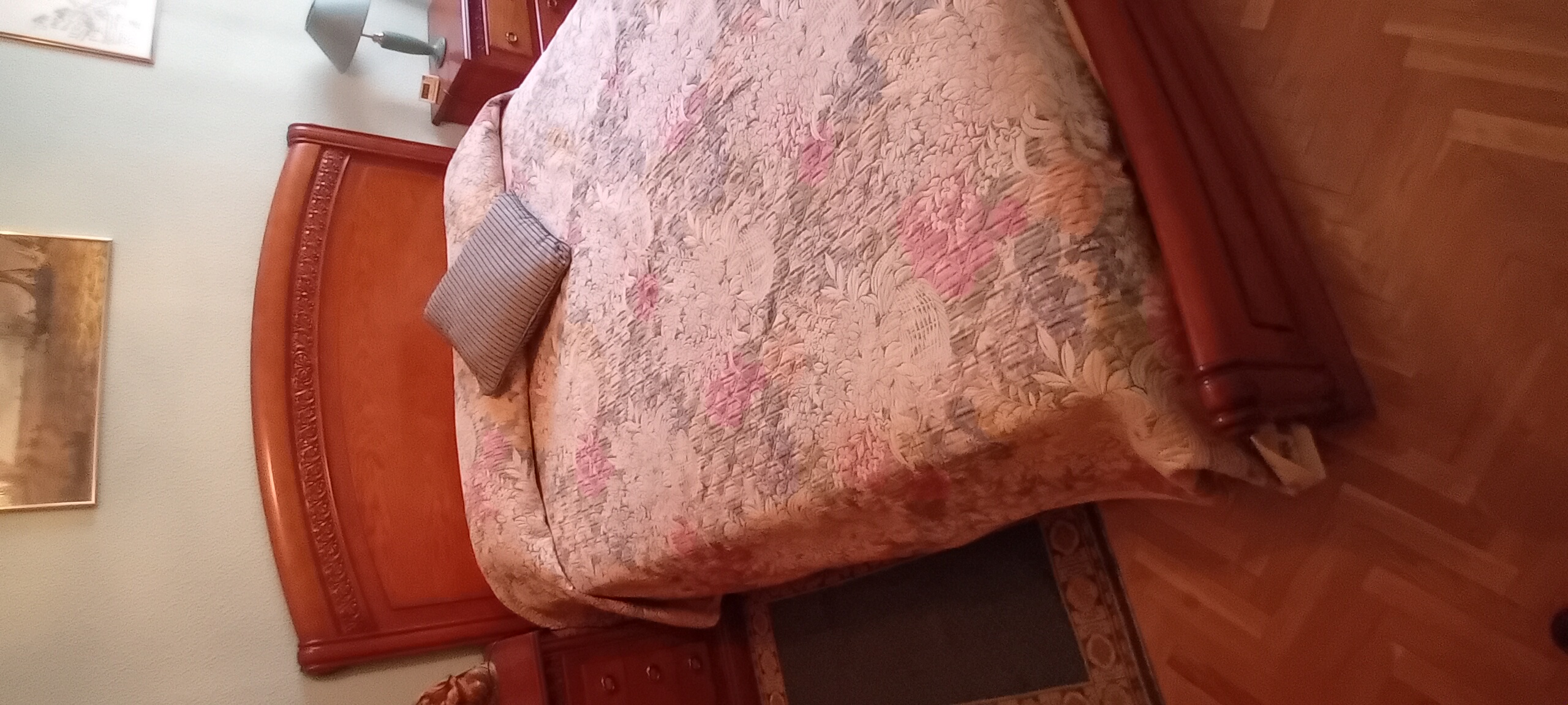Cama de matrimonio clásica con cabecero tallado en madera de cerezo — imagen 3