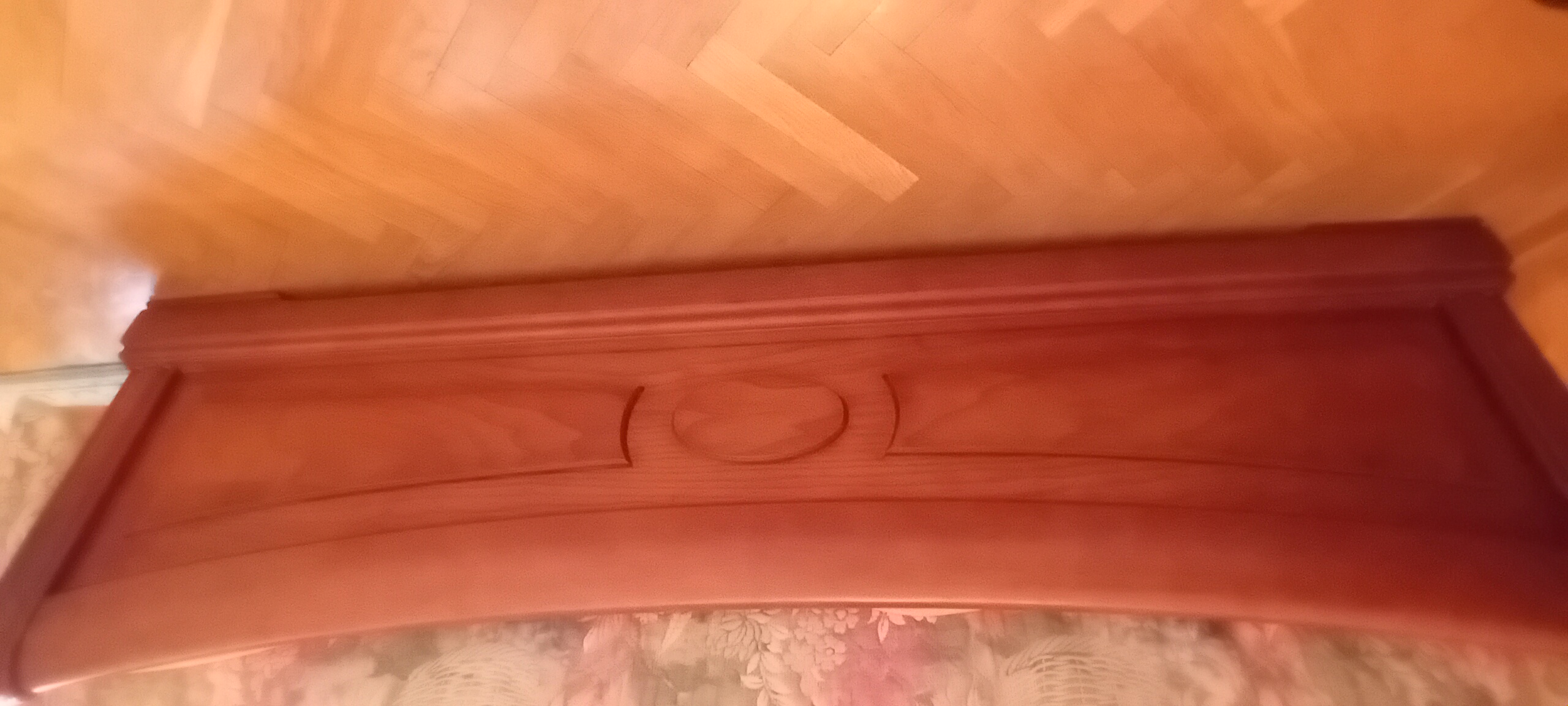 Cama de matrimonio clásica con cabecero tallado en madera de cerezo — imagen 6