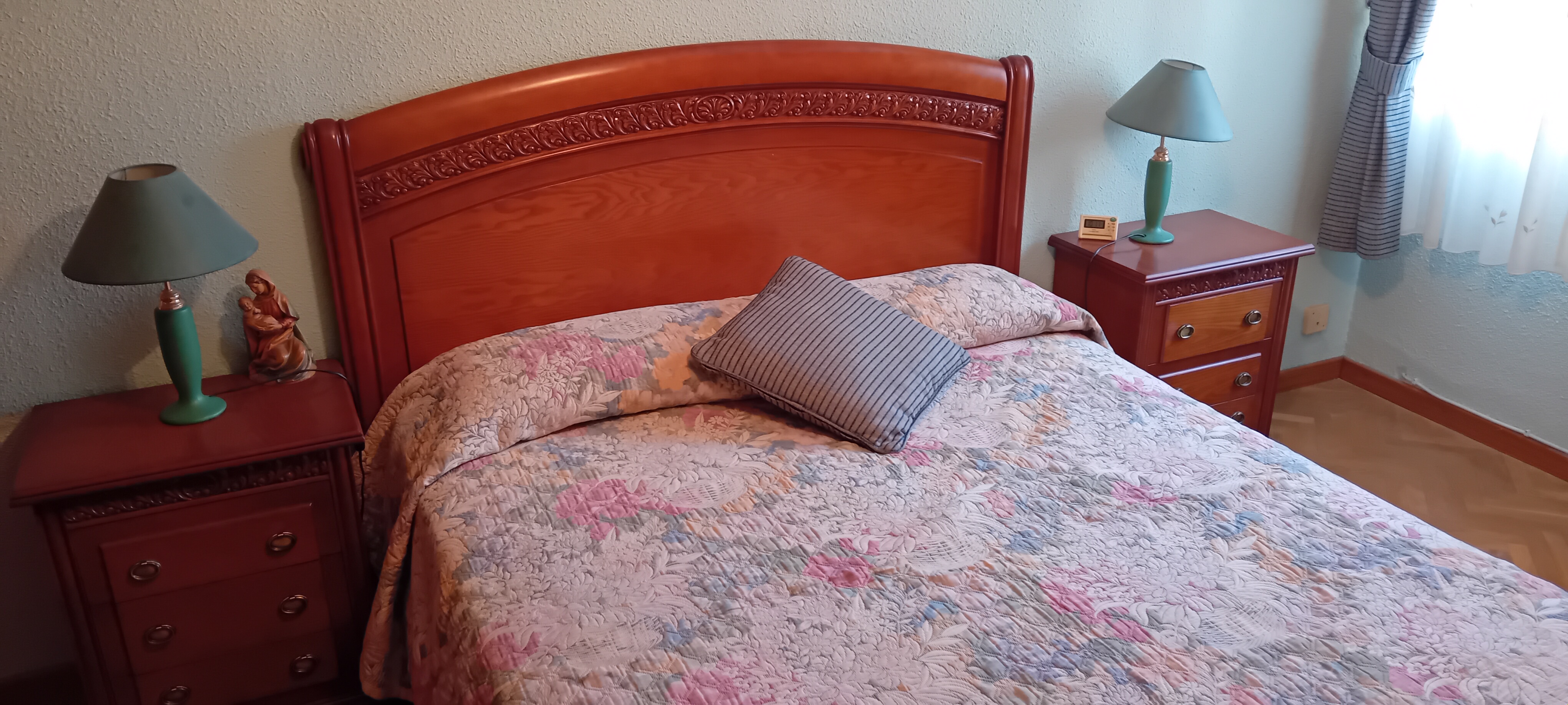 Cama de matrimonio clásica con cabecero tallado en madera de cerezo — imagen 5