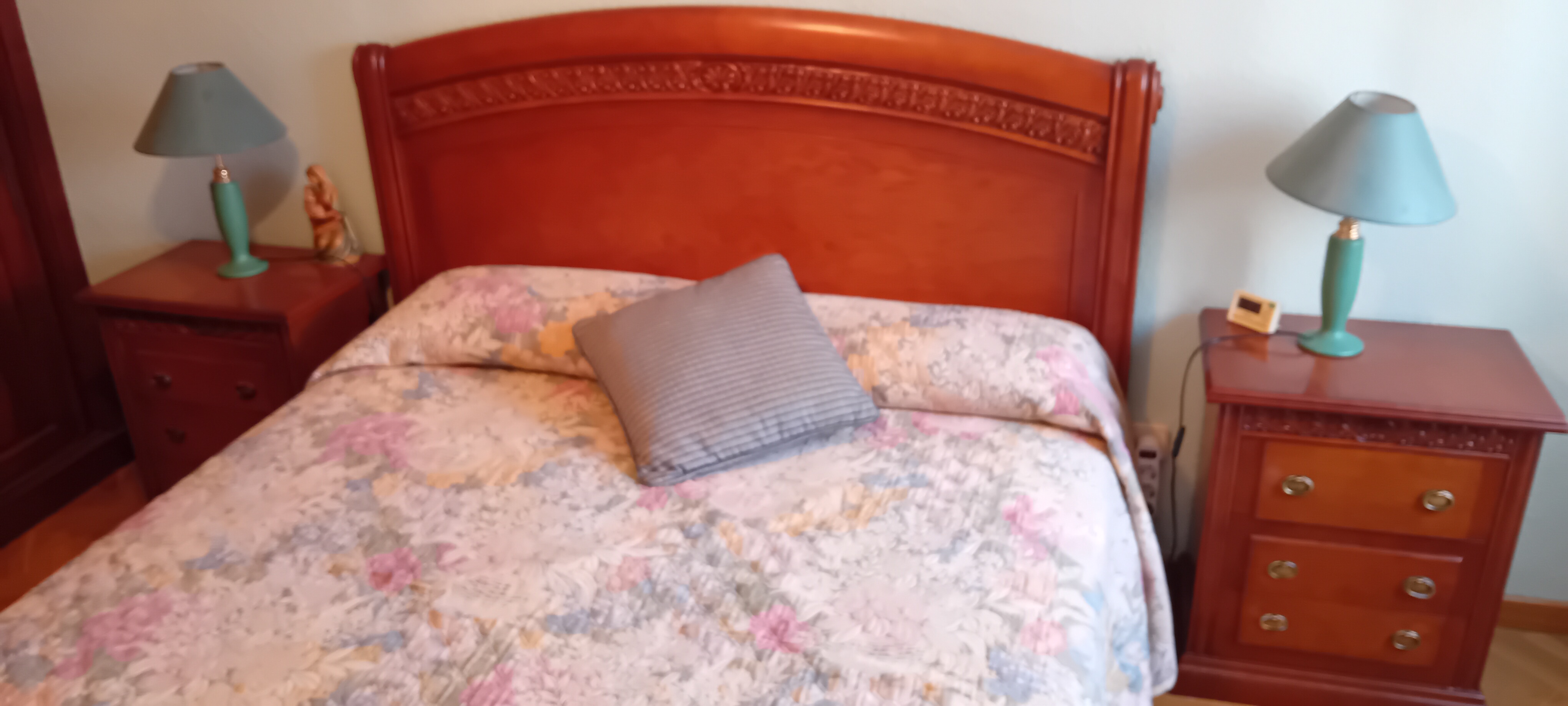 Cama de matrimonio clásica con cabecero tallado en madera de cerezo — imagen 4