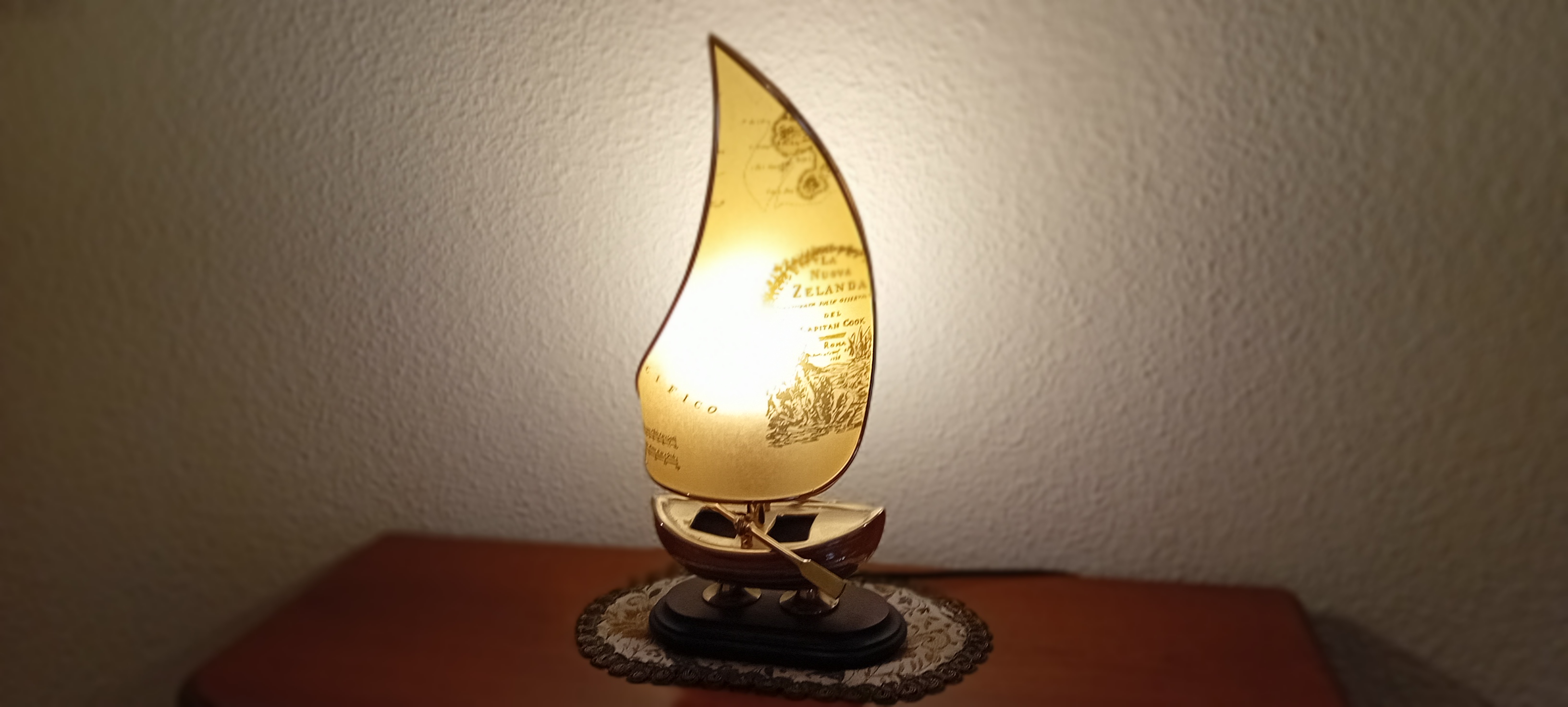 Lámpara de sobremesa velero con pantalla de mapa náutico dorado