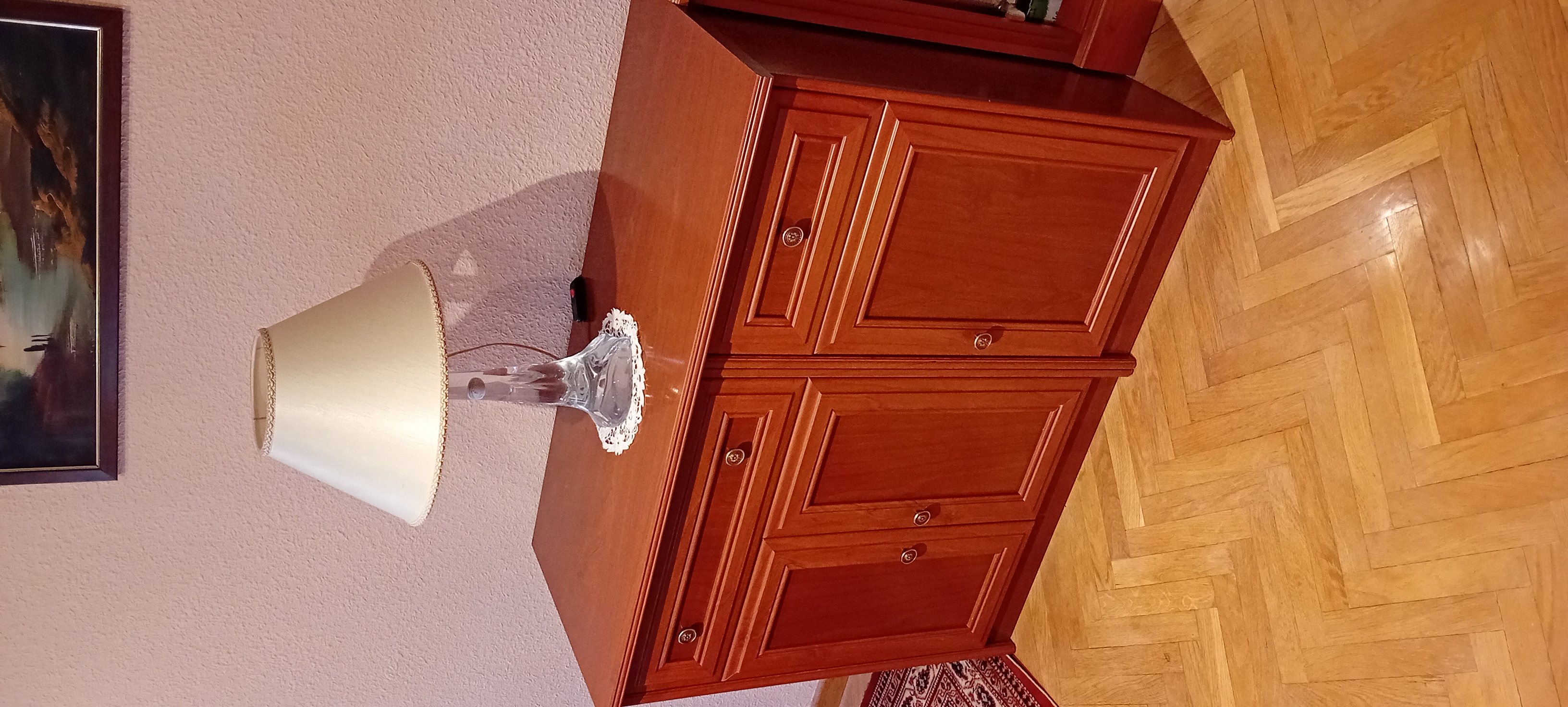 Cómoda de madera con dos cajones estilo clásico — imagen 2