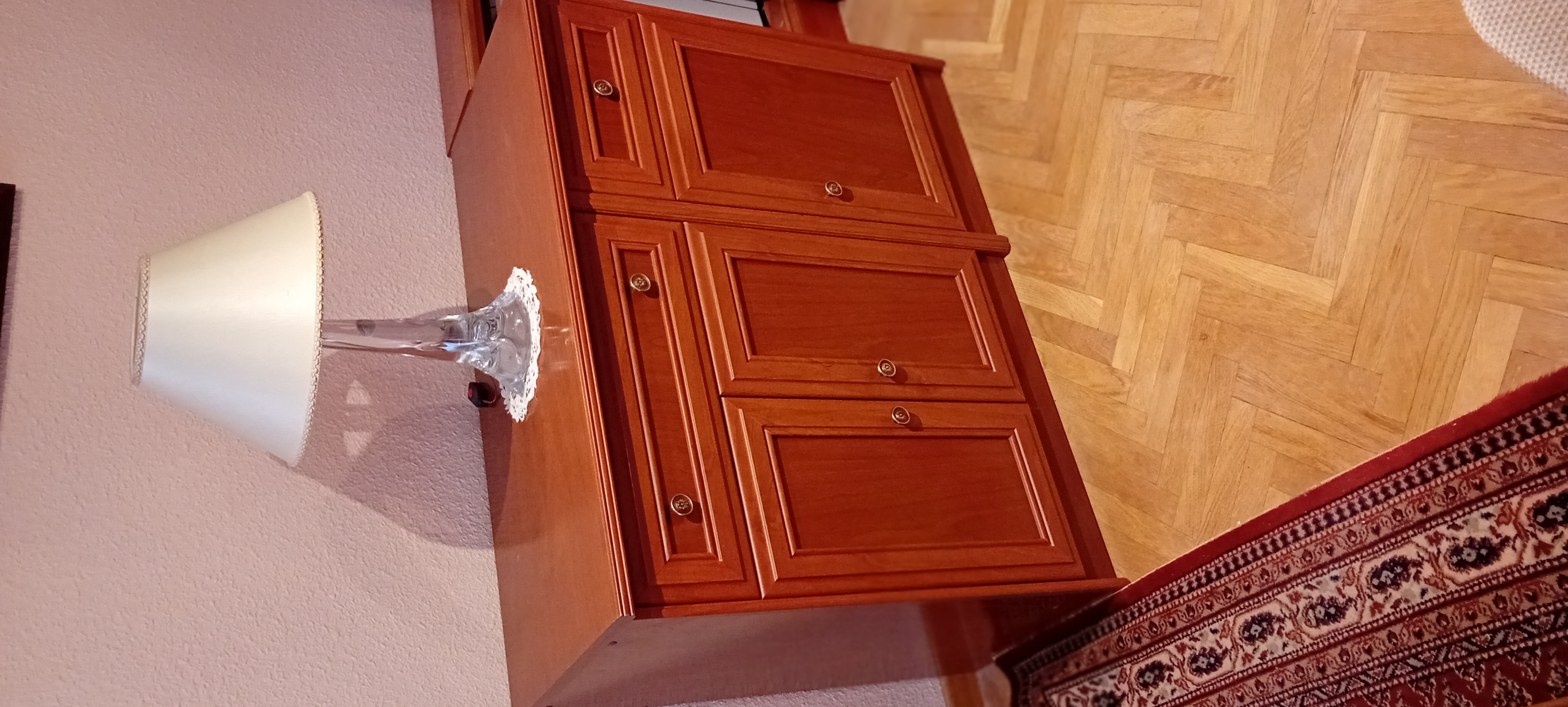 Cómoda de madera con dos cajones estilo clásico