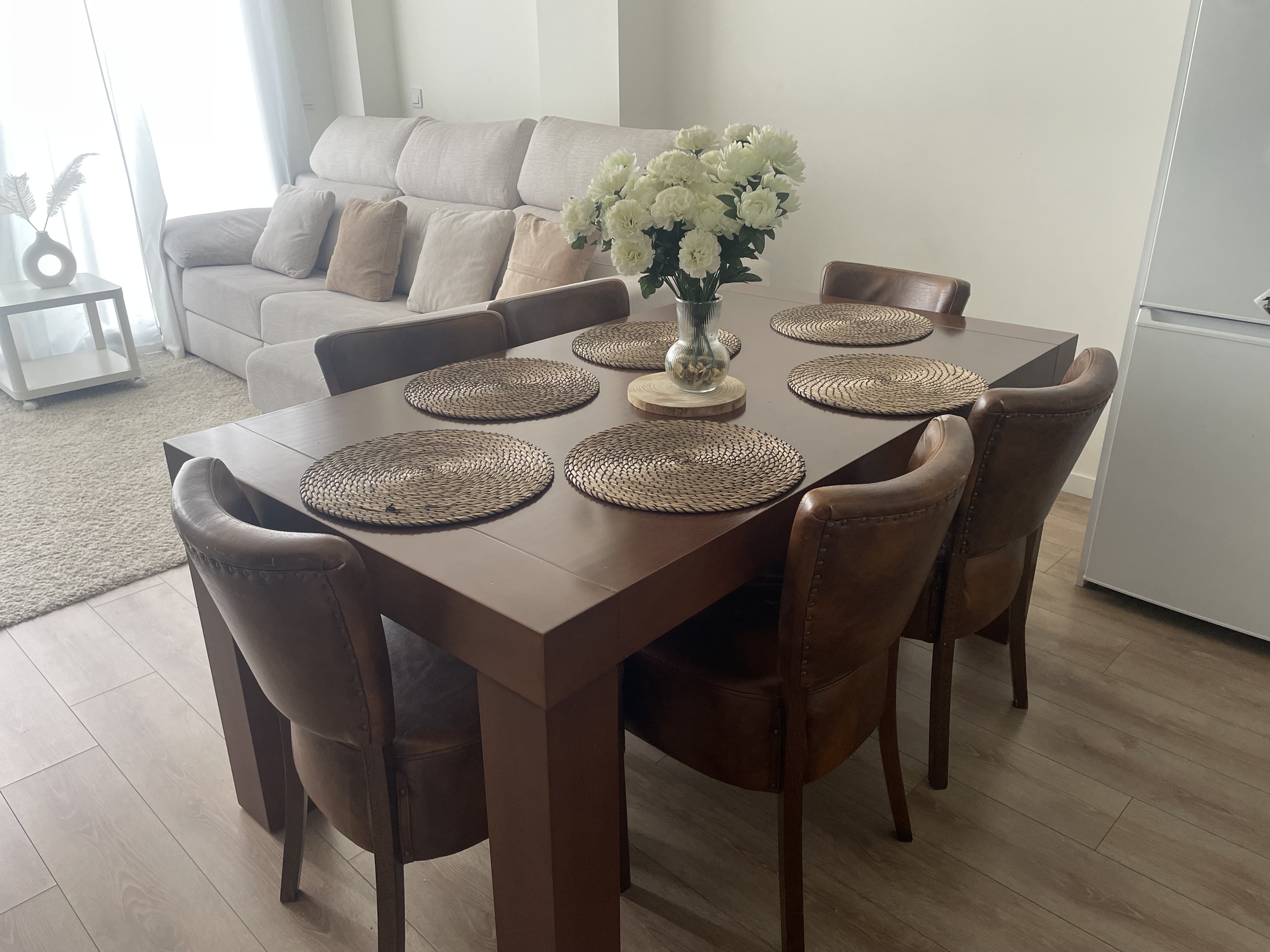 Comedor con 6 sillas ,tapizado en piel — imagen 5