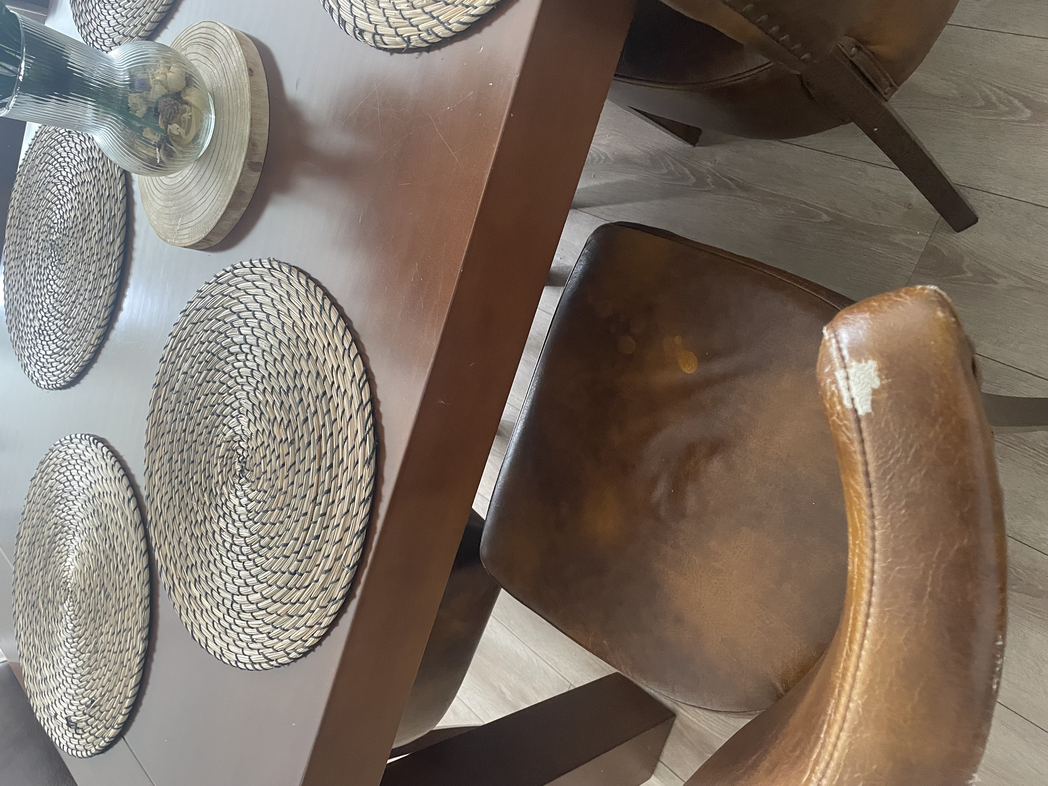 Comedor con 6 sillas ,tapizado en piel — imagen 3
